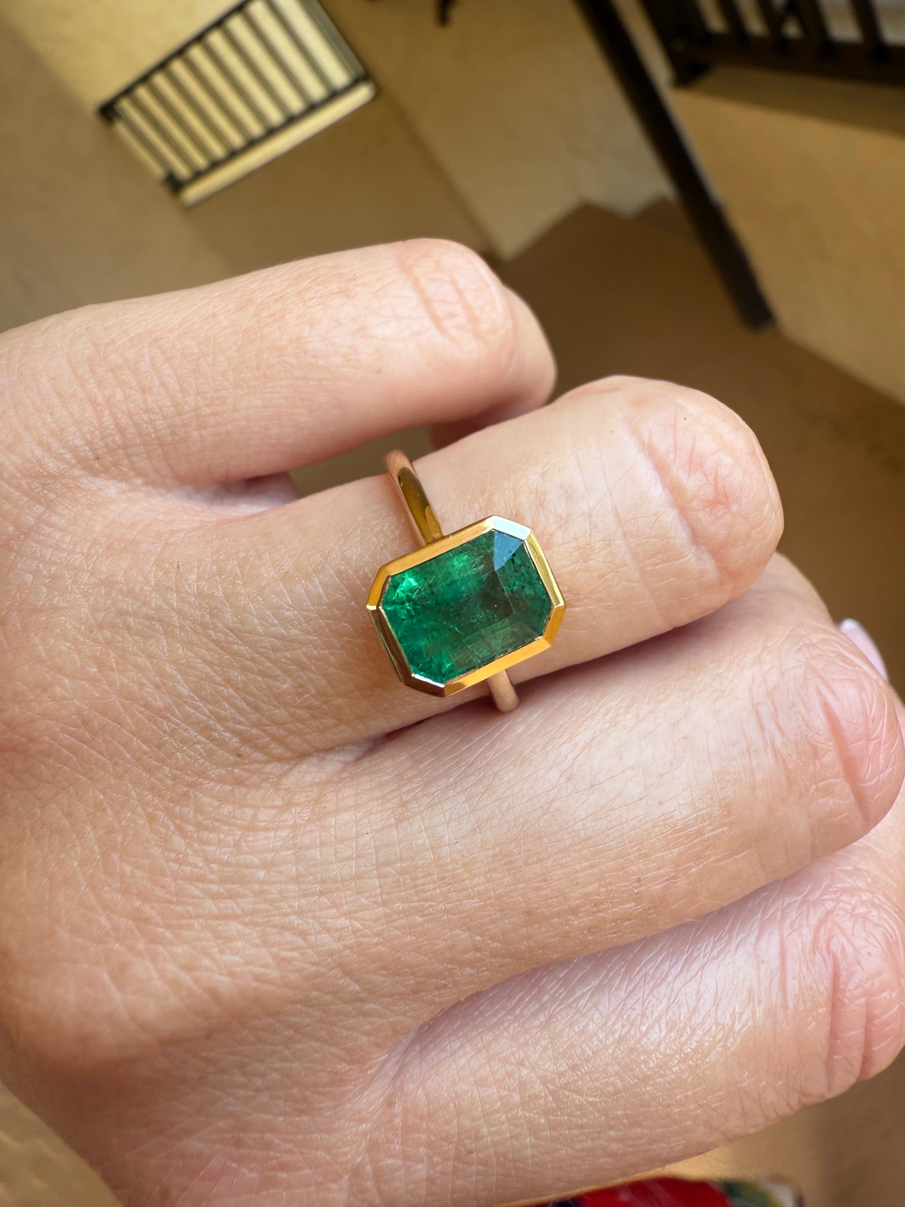 Smaragd Solitär Diamantring 18KT Gold im Angebot 1