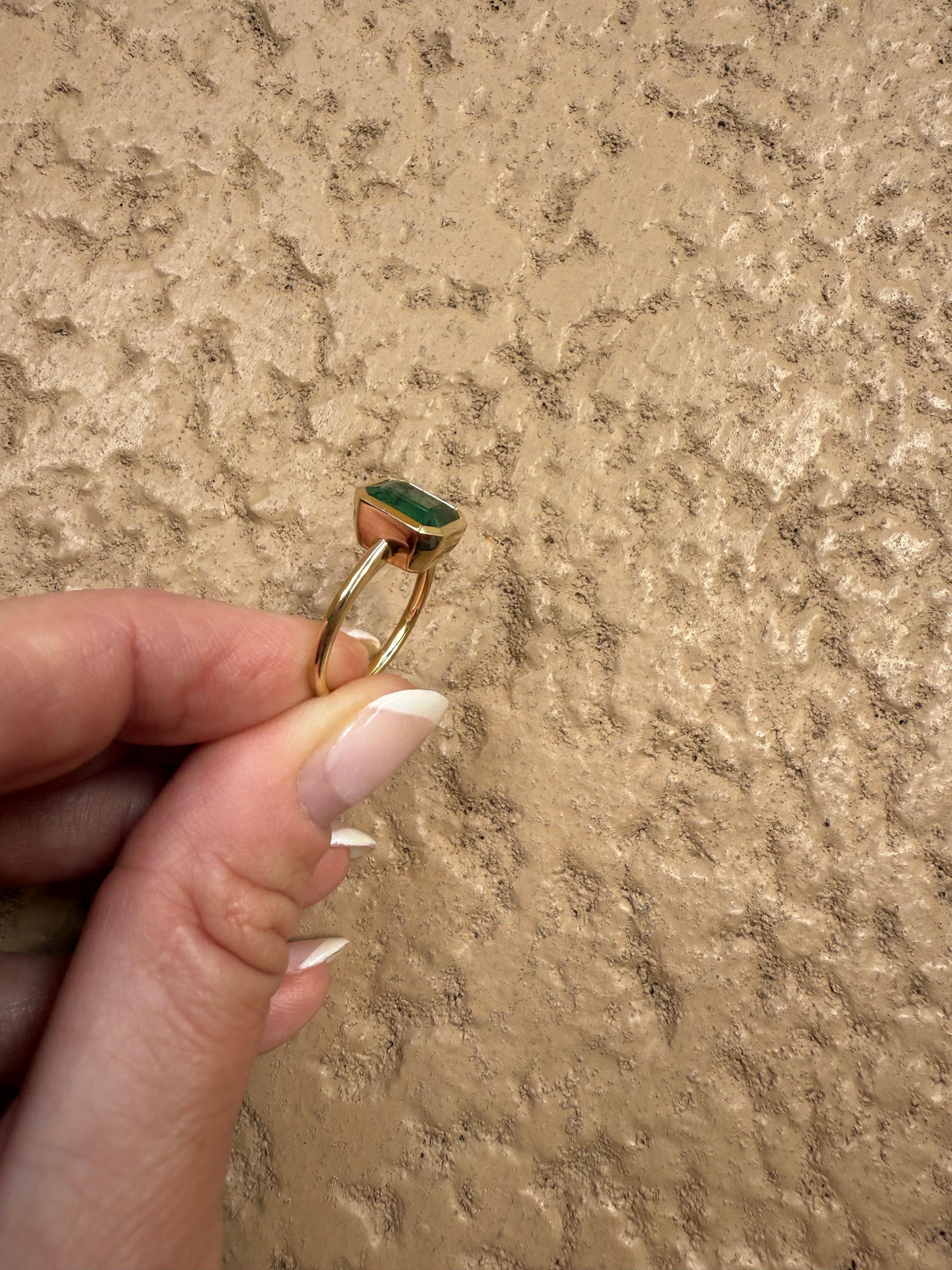 Smaragd Solitär Diamantring 18KT Gold im Angebot 2