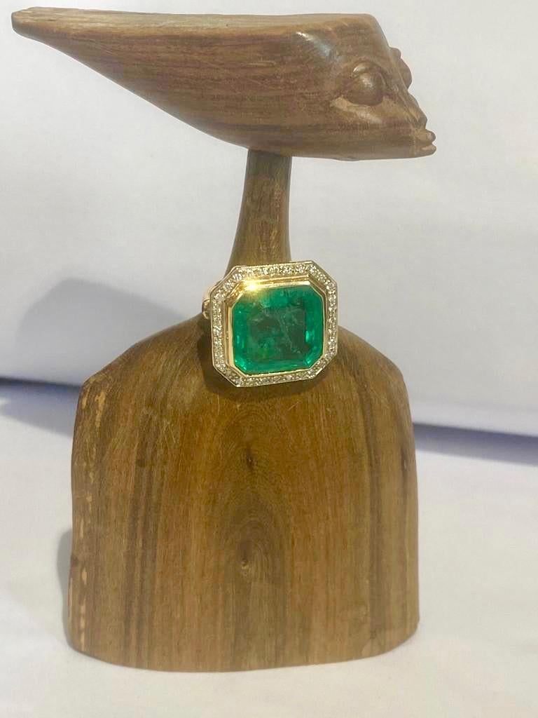 Colombian emerald solitaire ring circa 16 carats. The emerald is mounted on fine gold, crimped with diamonds circa 1 carats. The total weight is 10,7 g. The emerald has not been treated, it is its original color. The size of the ring is 56 but we