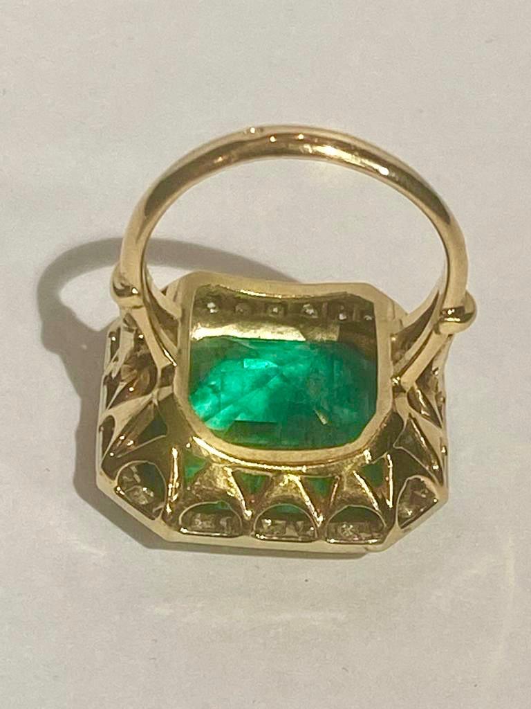 Women's or Men's Colombian Emerald Solitaire Ring 16 Carats For Sale