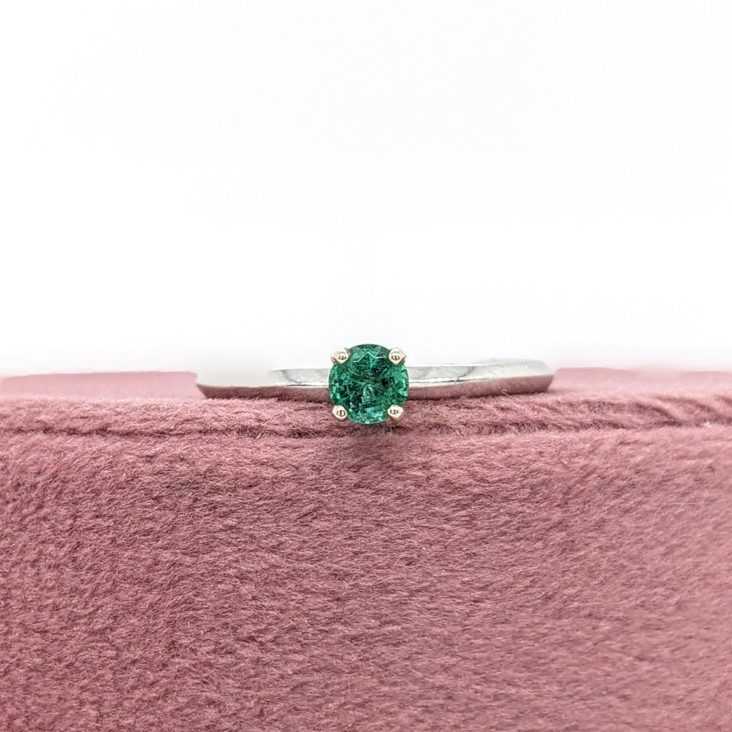 Questo delicato anello presenta un solitario di smeraldo rotondo da 0,24 incastonato in oro massiccio 14 carati. Questo anello con smeraldo è un regalo adorabile per i tuoi cari! 

Specifiche

Tipo di articolo: Anello
Pietra centrale: