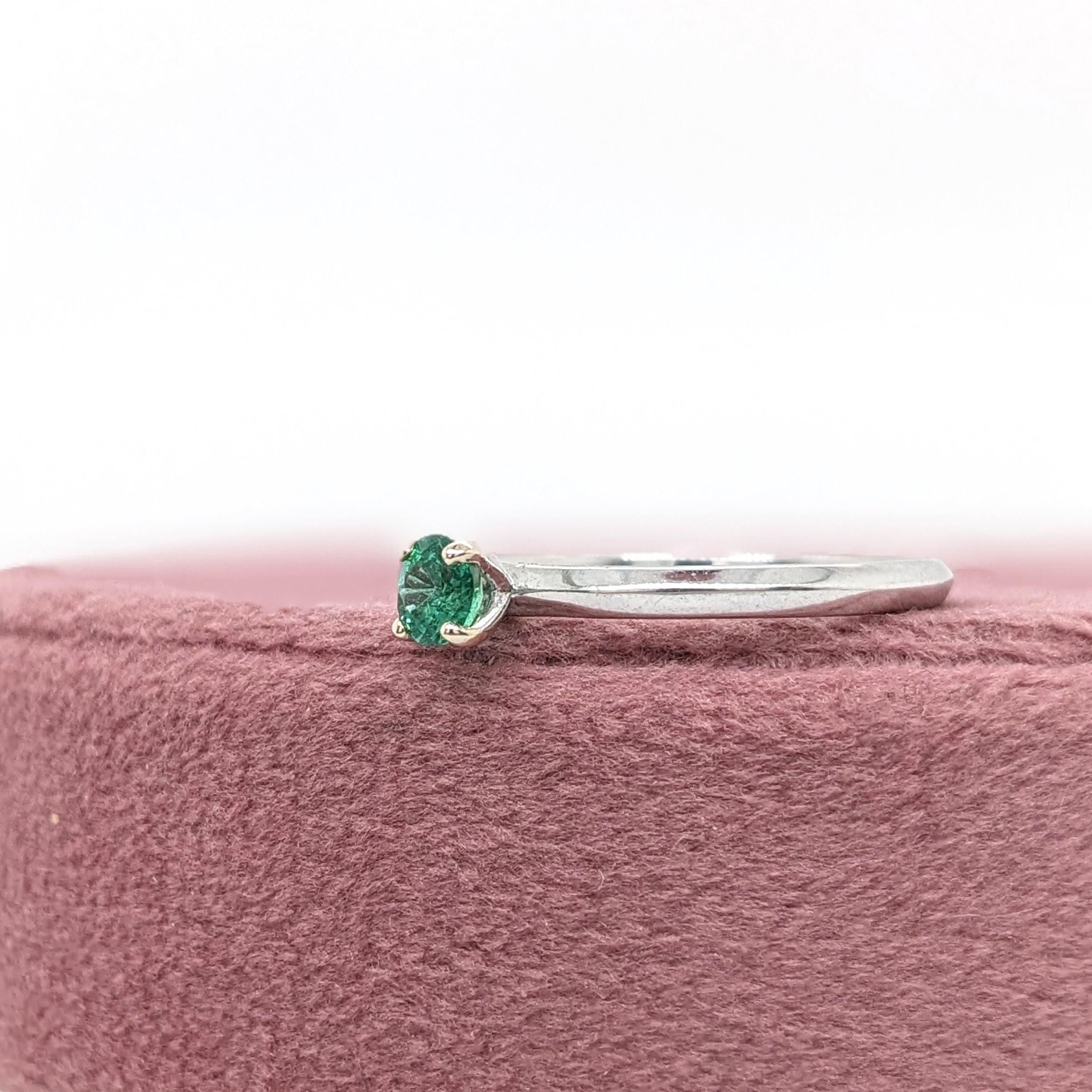 Moderno Anello solitario con smeraldo in oro bianco massiccio da 4mm in vendita