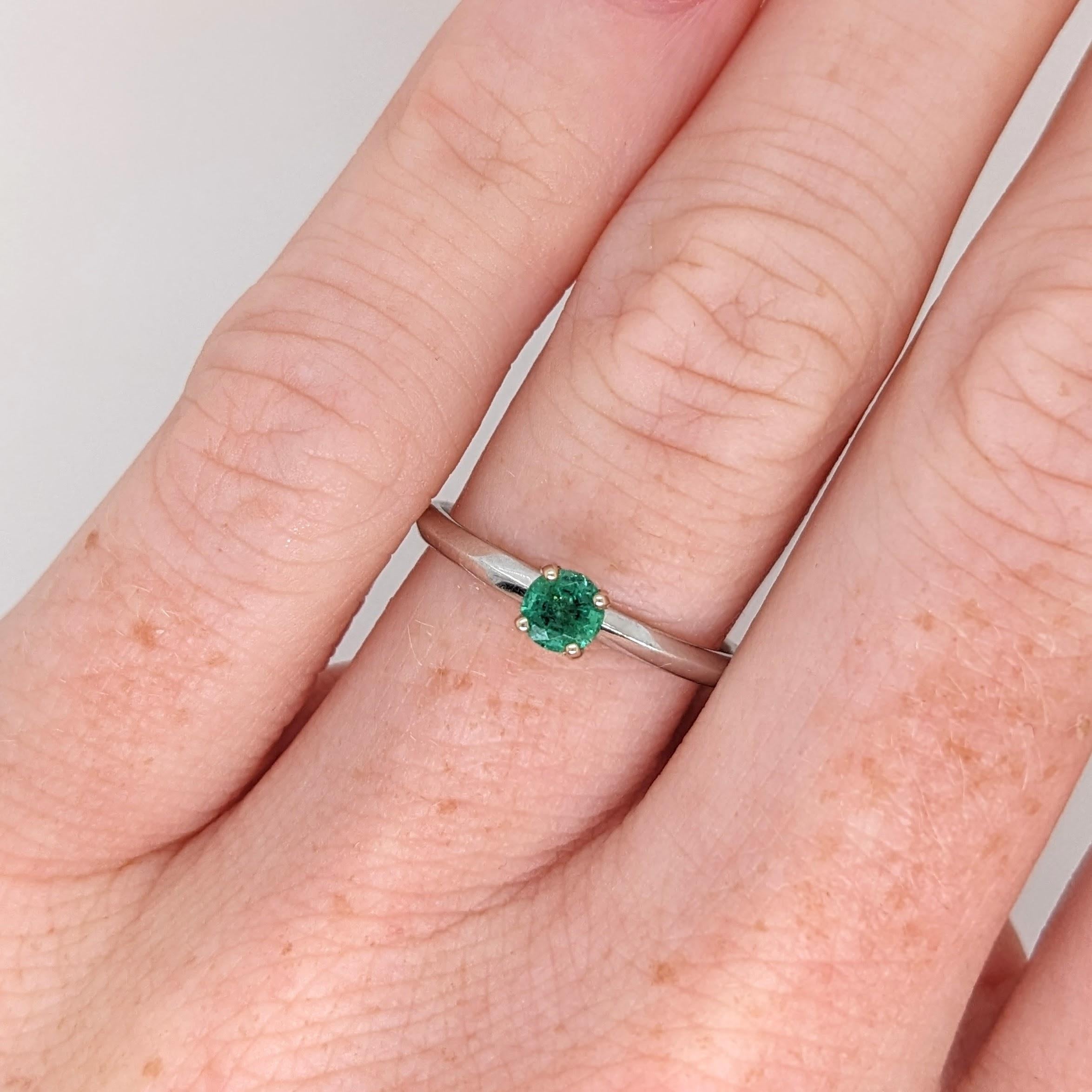 Donna Anello solitario con smeraldo in oro bianco massiccio da 4mm in vendita