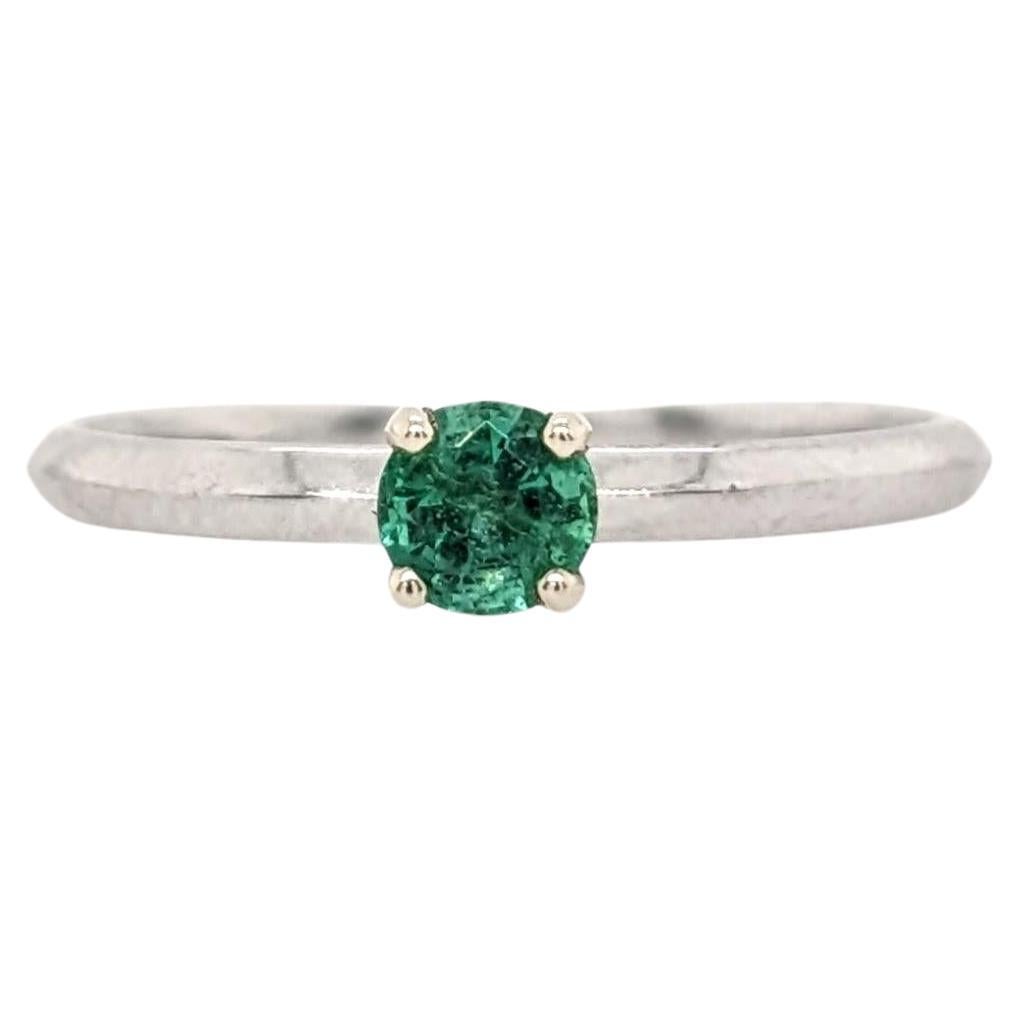 Anillo solitario de esmeralda en oro blanco macizo de 14 quilates redondo de 4 mm