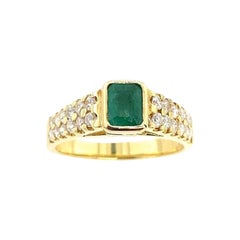 Anillo solitario esmeralda con diamantes redondos naturales de 0,35 ct en oro amarillo de 18 ct
