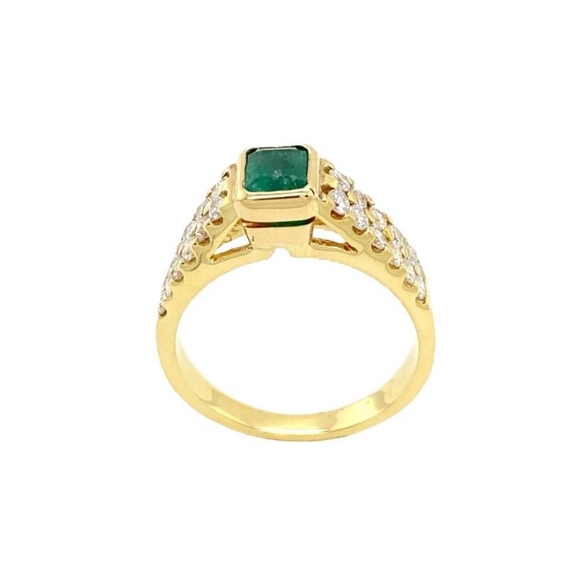 This elegant Emerald solitaire ring features a 0.25ct natural Emerald. Set in 18ct Yellow Gold, the Emerald is surrounded by 2-row of smaller Diamonds 0.35ct, and has a polished finish. This ring is a vintage style that is set high off the finger to
