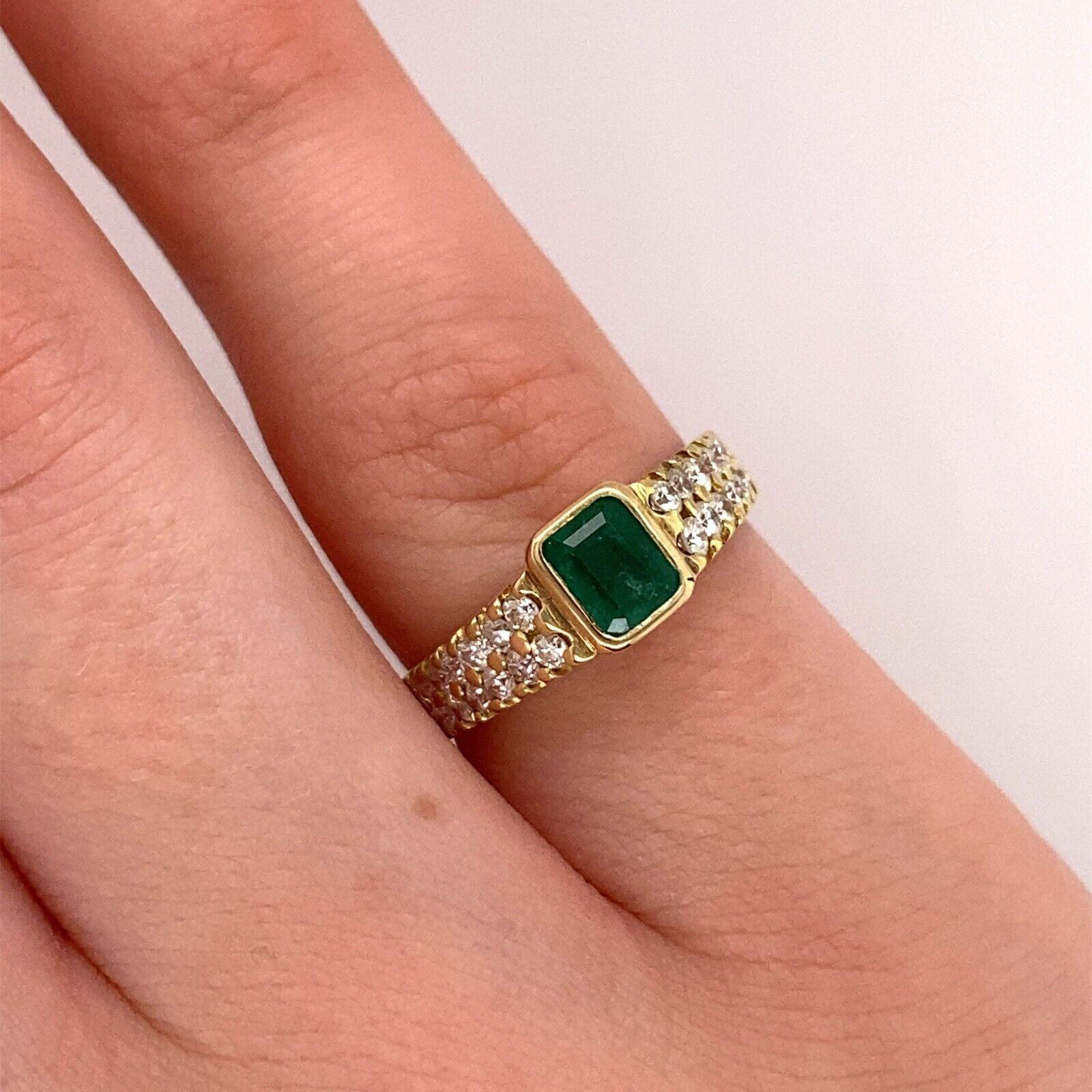 Emerald Solitaire Ring Set w/ 0.35ct Natural Round Diamonds in 18ct Yellow Gold In Excellent Condition For Sale In London, GB