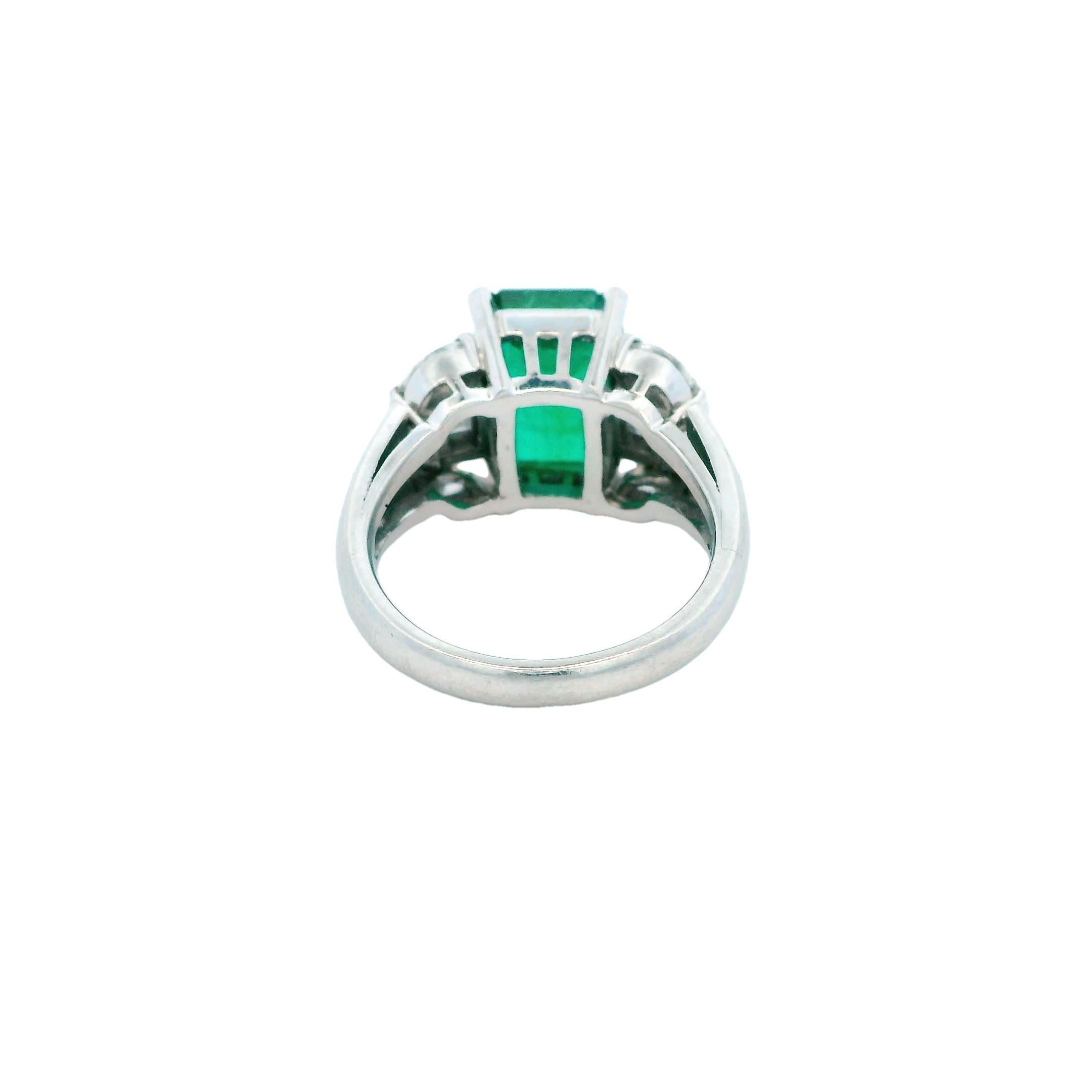 Emerald Solitaire Ring With Diamonds In Good Condition For Sale In Great Neck Plaza, NY