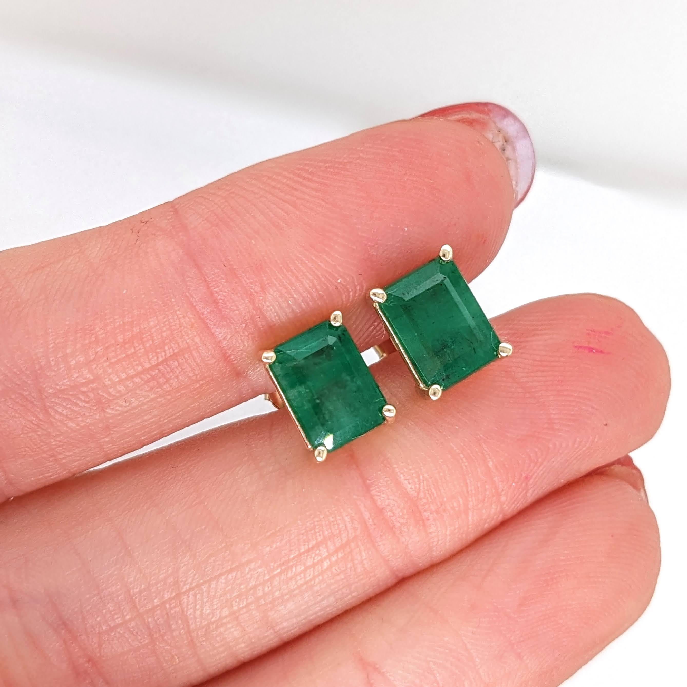 Ces élégants clous d'oreilles sont un ajout intemporel à toute collection de bijoux. Avec leurs pierres précieuses en émeraude naturelle serties dans une monture en or massif 14 carats, elles sont conçues pour une élégance de tous les jours. Chaque