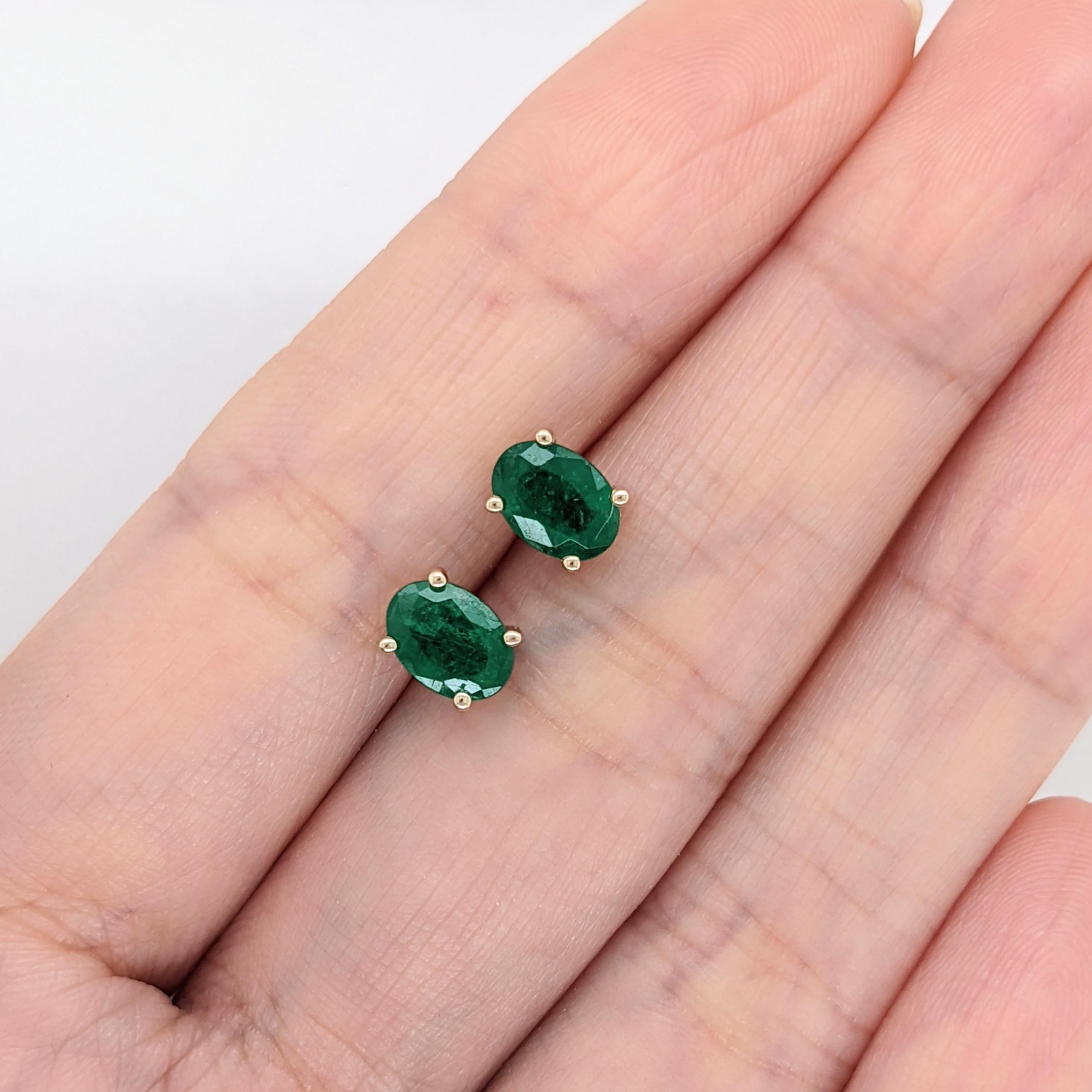 Questi squisiti orecchini sono caratterizzati da pietre ovali di smeraldo che irradiano una ricca tonalità di verde. Le pietre sono incastonate in modo sicuro in una classica montatura a quattro punte, incastonata in oro massiccio 14 carati. Un