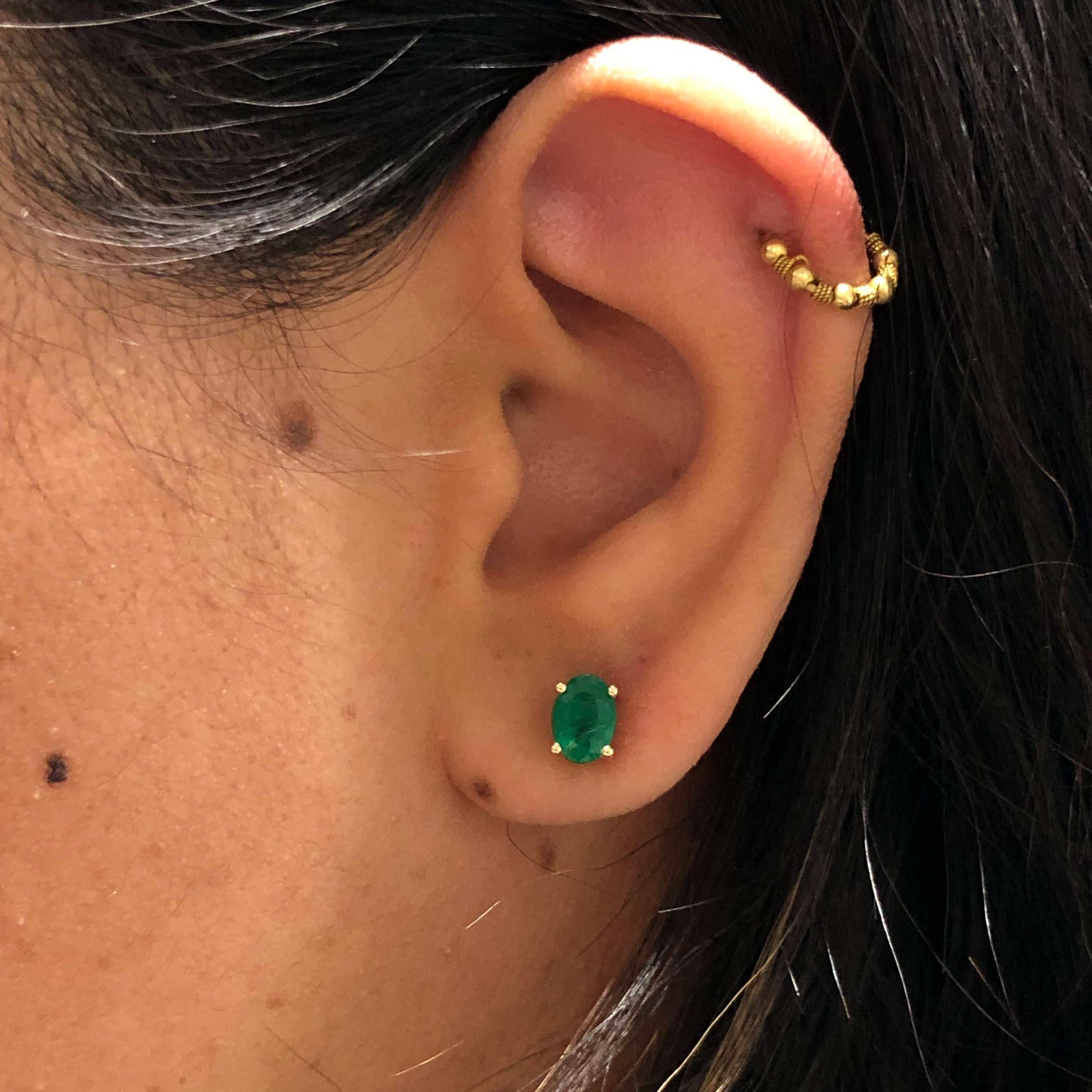 Moderno Orecchini con solitario di smeraldo in oro massiccio 14K, ovale 6x4 mm in vendita