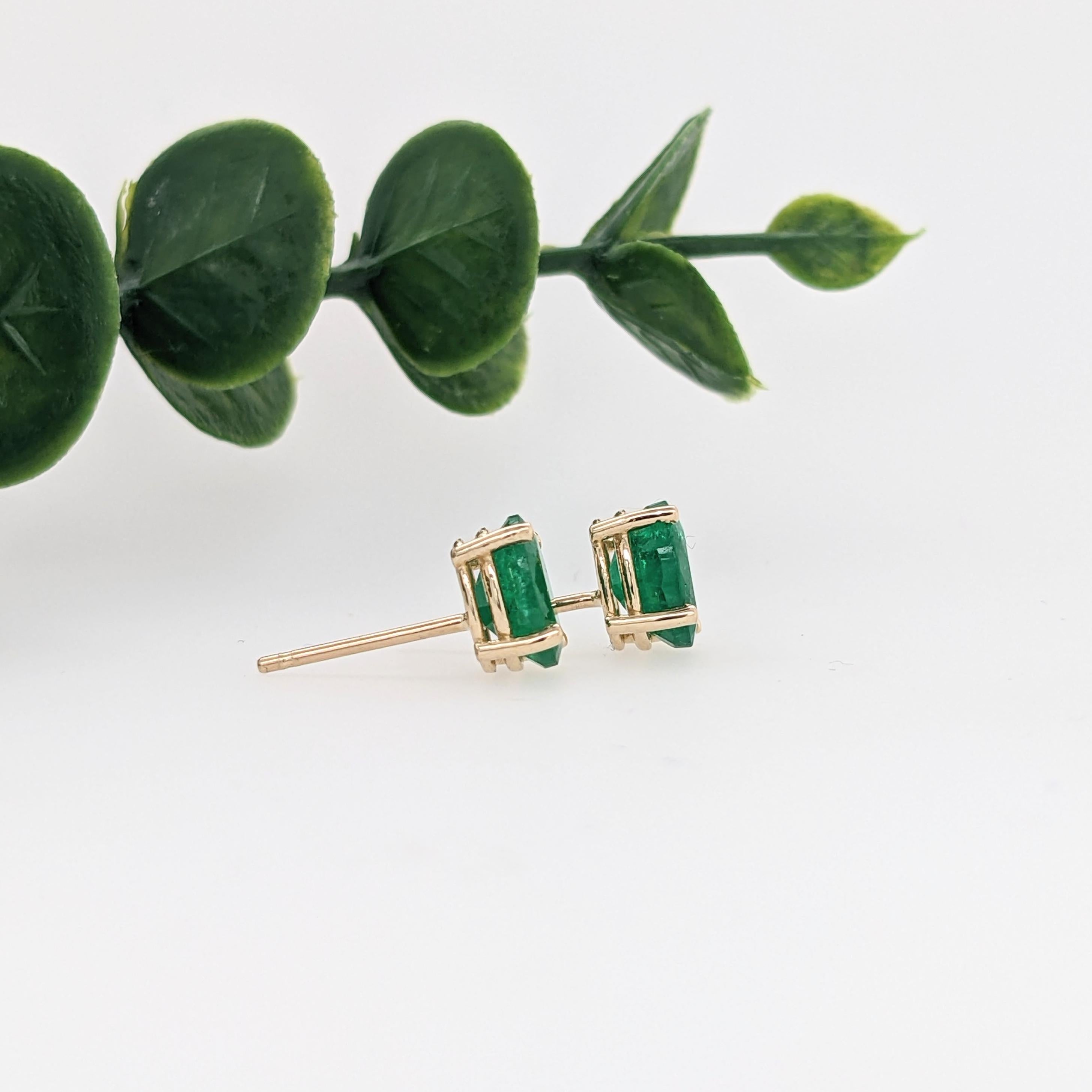 Orecchini con solitario di smeraldo in oro massiccio 14K, ovale 6x4 mm In condizioni Nuovo in vendita a Columbus, OH