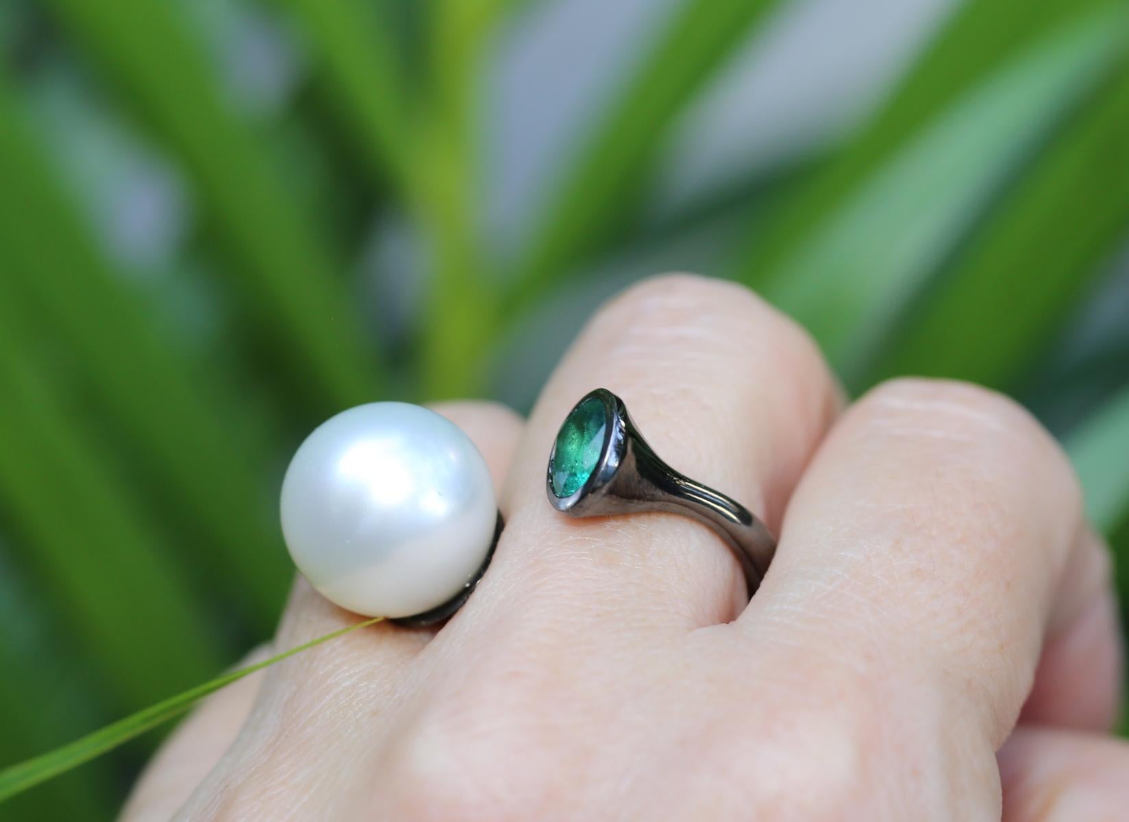 Anello a ferro di cavallo con smeraldo e perla dei mari del sud in oro 18 carati rivestito di rutenio, 2020 in vendita 5