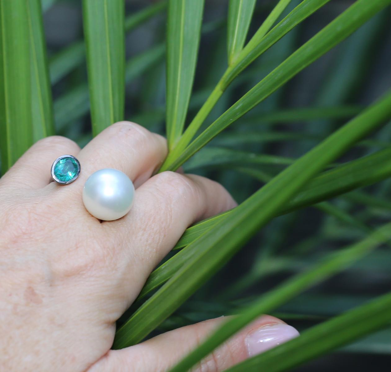 Taglio ovale Anello a ferro di cavallo con smeraldo e perla dei mari del sud in oro 18 carati rivestito di rutenio, 2020 in vendita