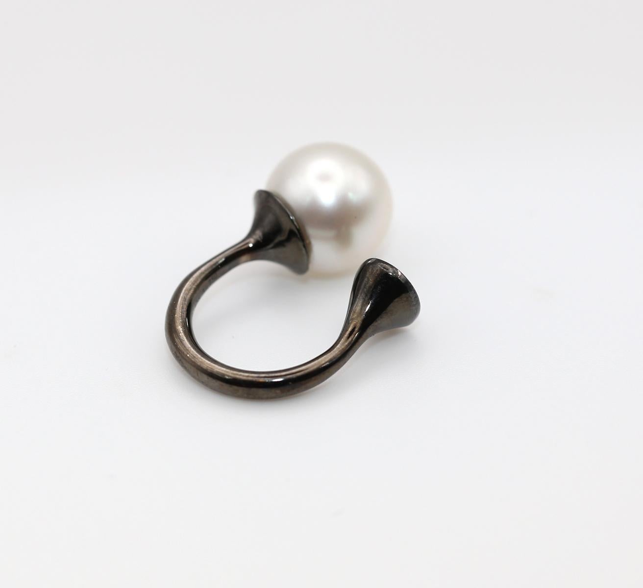 Anello a ferro di cavallo con smeraldo e perla dei mari del sud in oro 18 carati rivestito di rutenio, 2020 In condizioni ottime in vendita a Herzelia, Tel Aviv