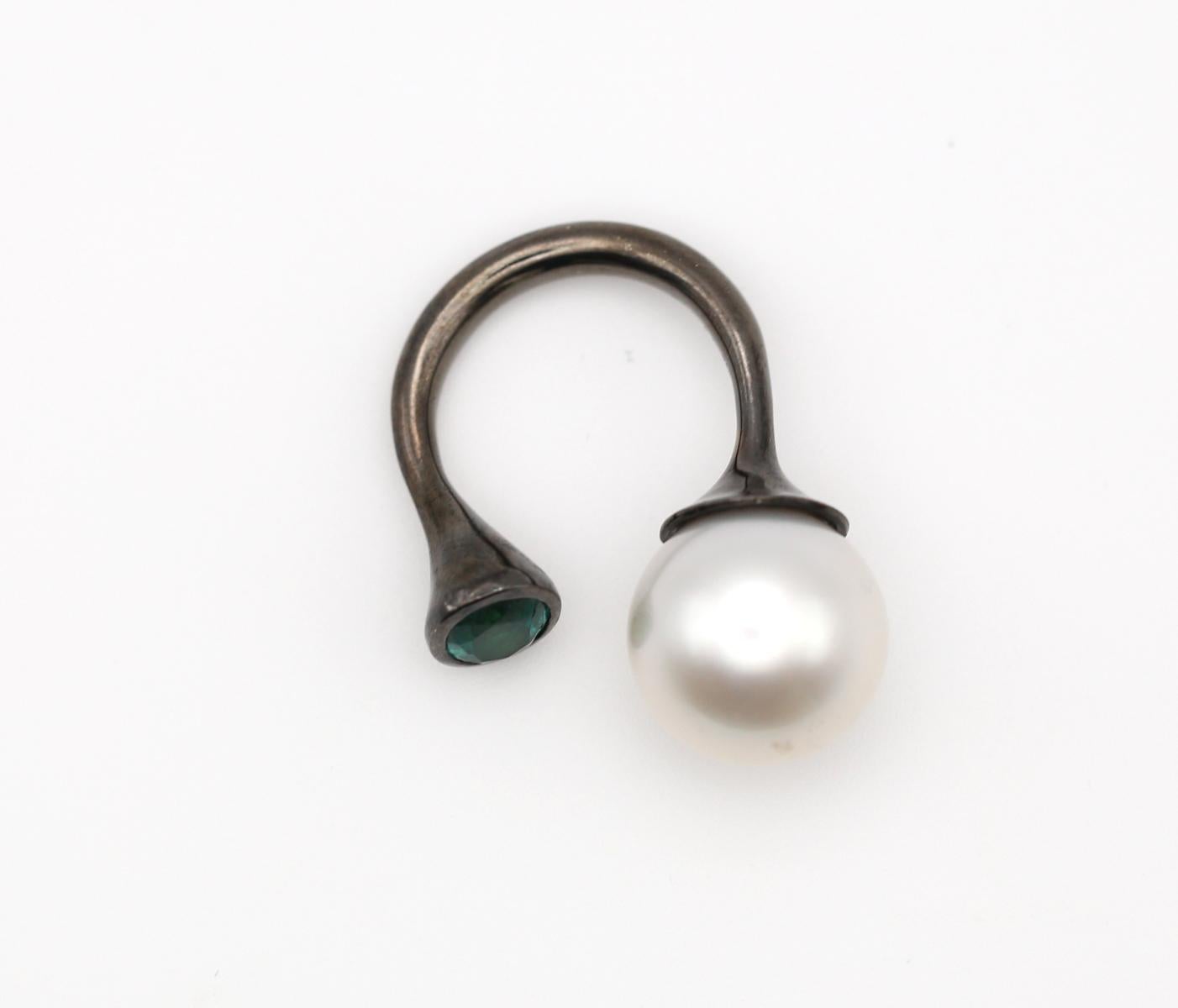 Anello a ferro di cavallo con smeraldo e perla dei mari del sud in oro 18 carati rivestito di rutenio, 2020 in vendita 1