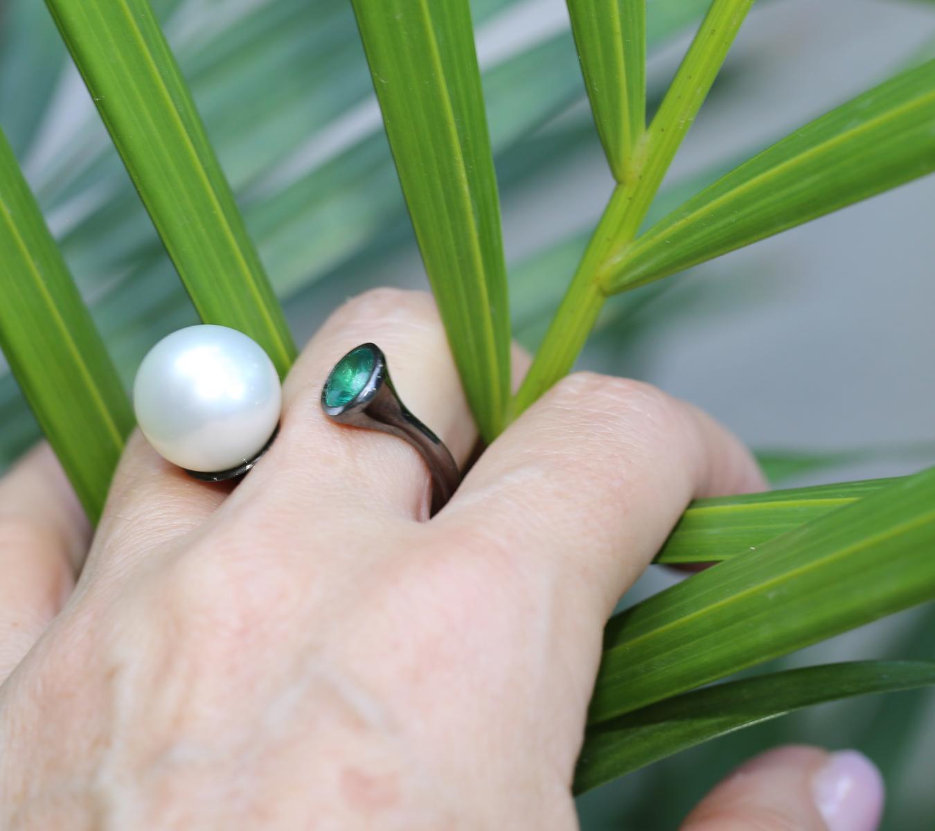 Anello a ferro di cavallo con smeraldo e perla dei mari del sud in oro 18 carati rivestito di rutenio, 2020 in vendita 3