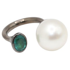 Bague en fer à cheval en émeraude et perle des mers du Sud en or 18K recouvert de ruthénium, 2020
