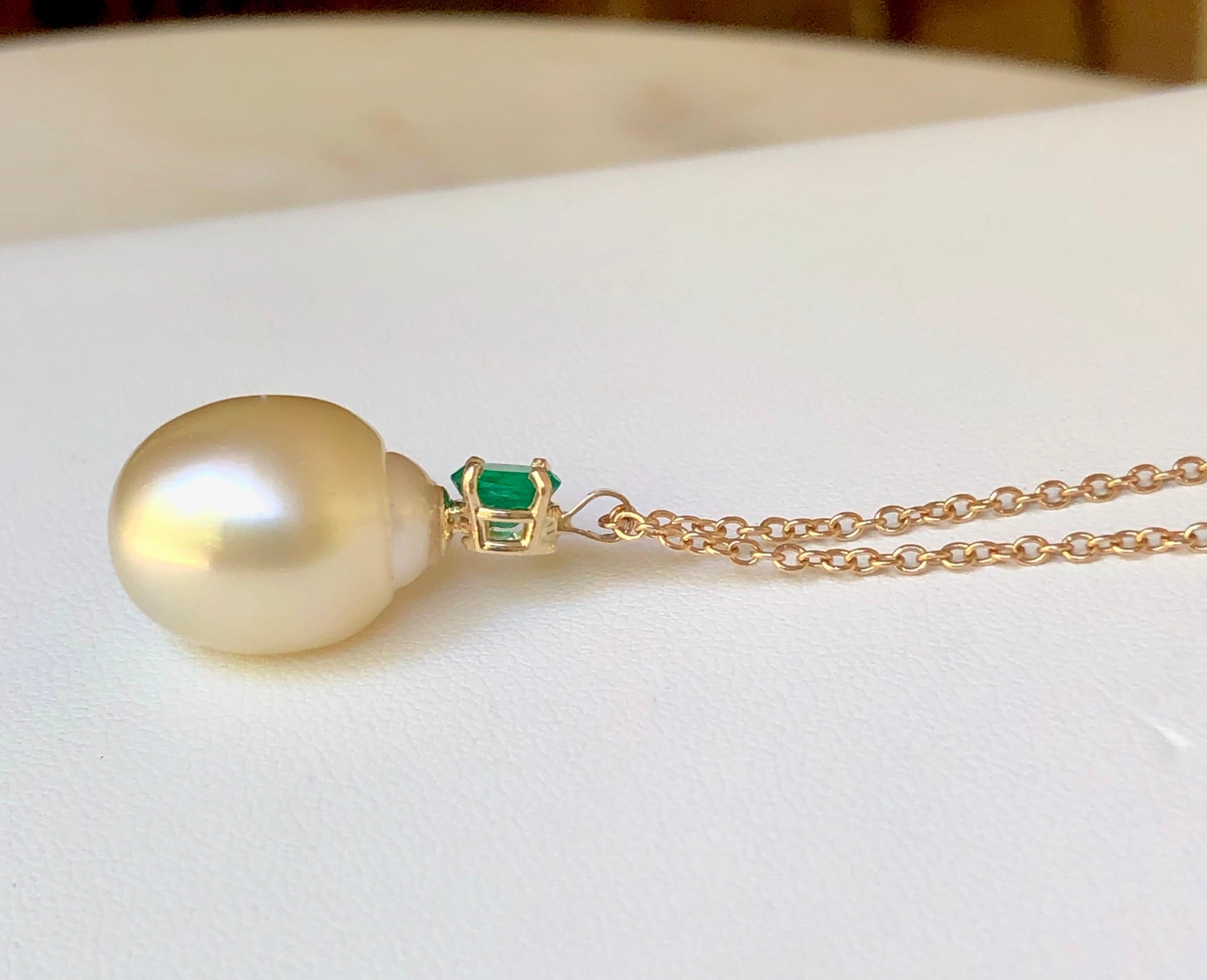 Emerald South Sea Pearl Pendant Necklace 18 Karat 4