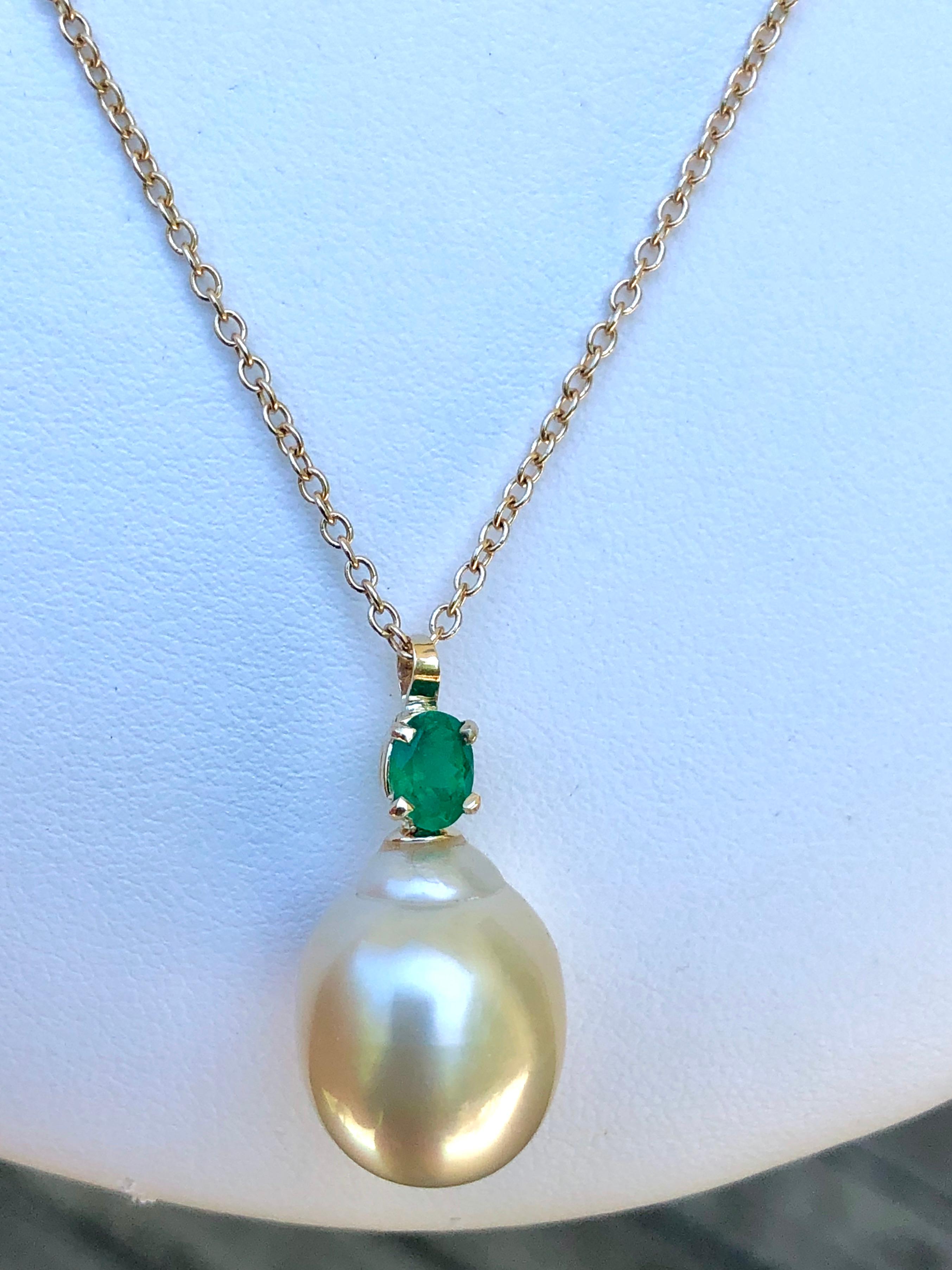 Emerald South Sea Pearl Pendant Necklace 18 Karat 5