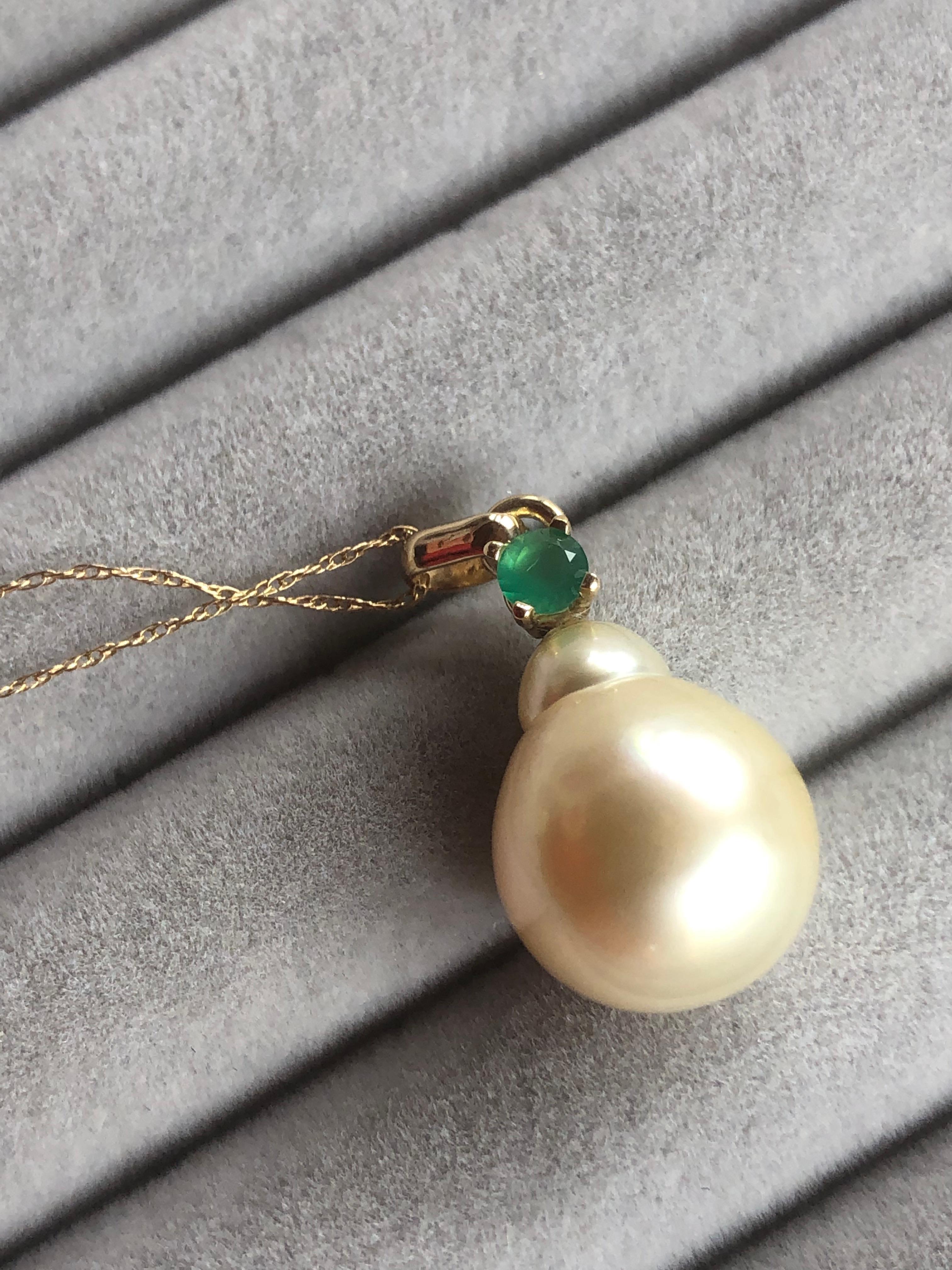 Emerald South Sea Pearl Pendant Necklace 18 Karat For Sale 1