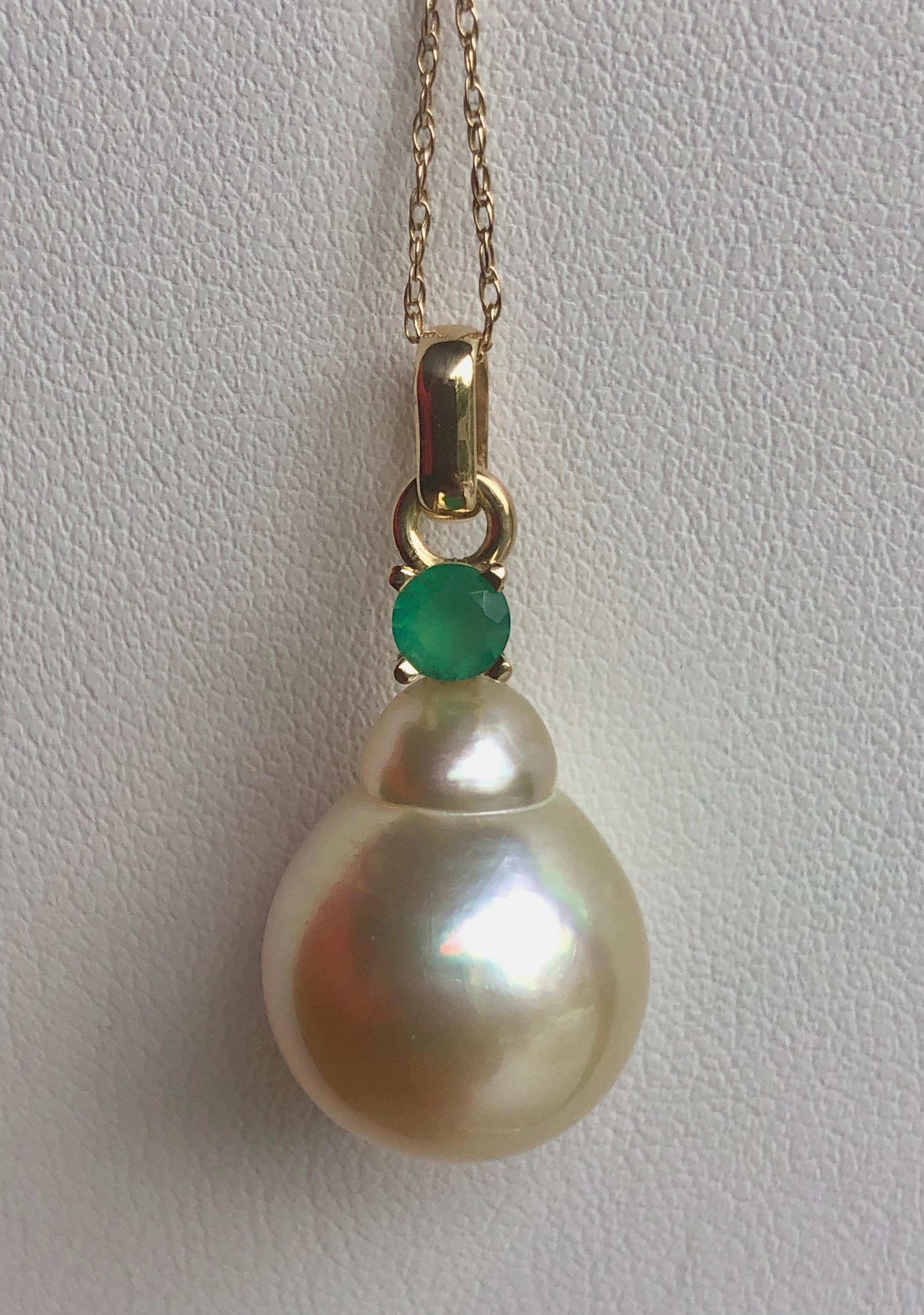 Emerald South Sea Pearl Pendant Necklace 18 Karat For Sale 4
