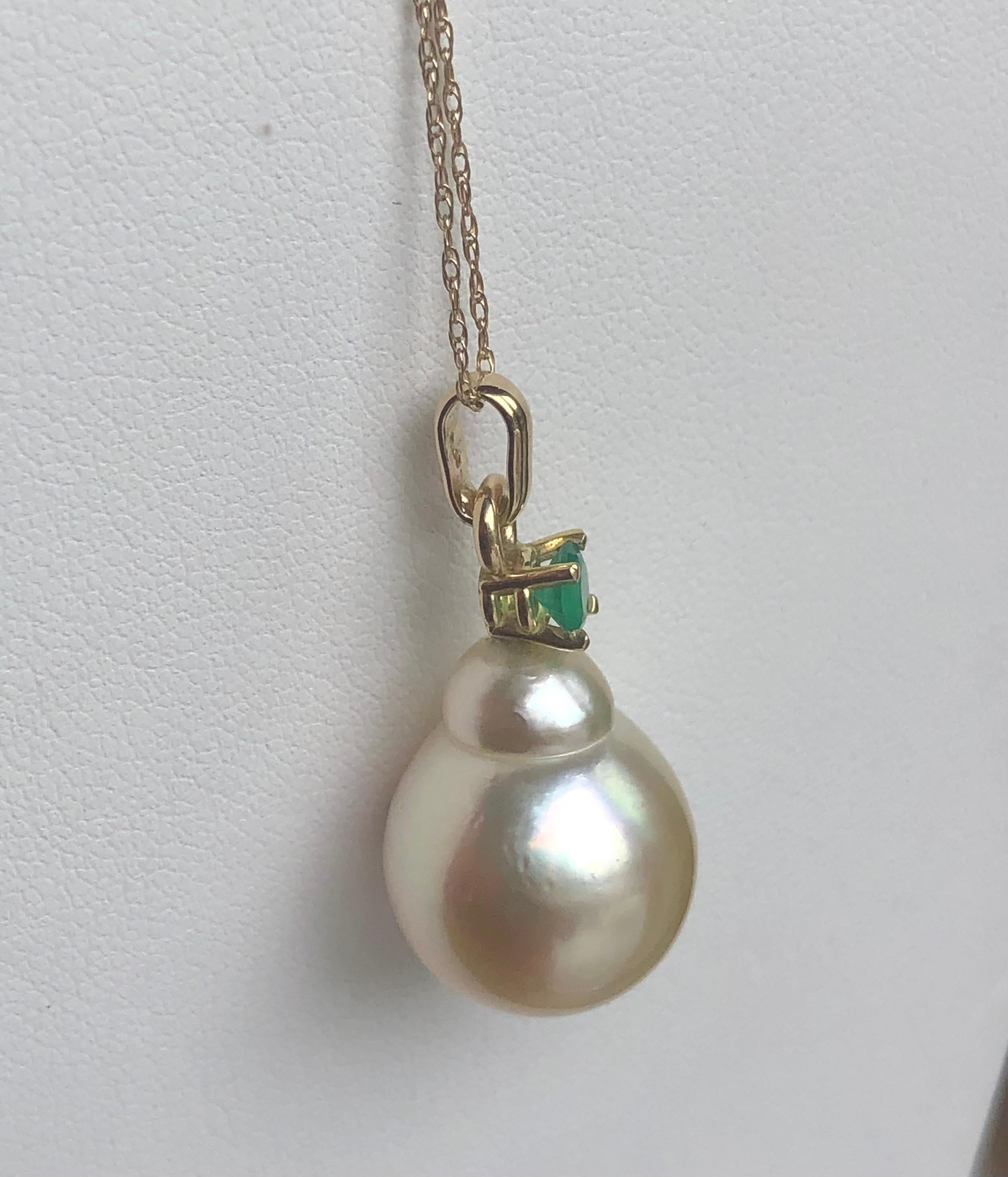 Emerald South Sea Pearl Pendant Necklace 18 Karat For Sale 5