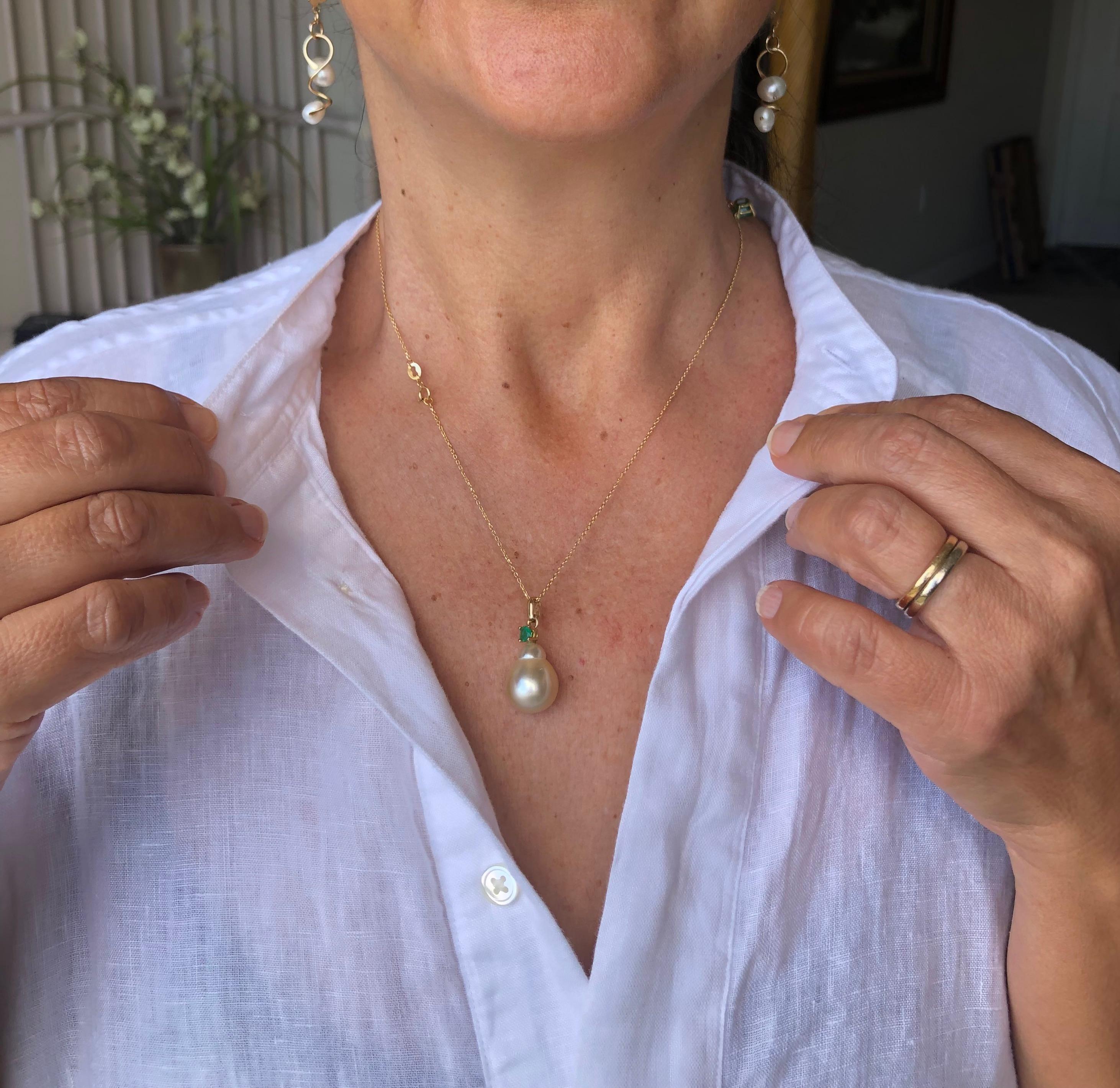 Collier pendentif en or 18 carats avec perles des mers du Sud et émeraudes en vente 2