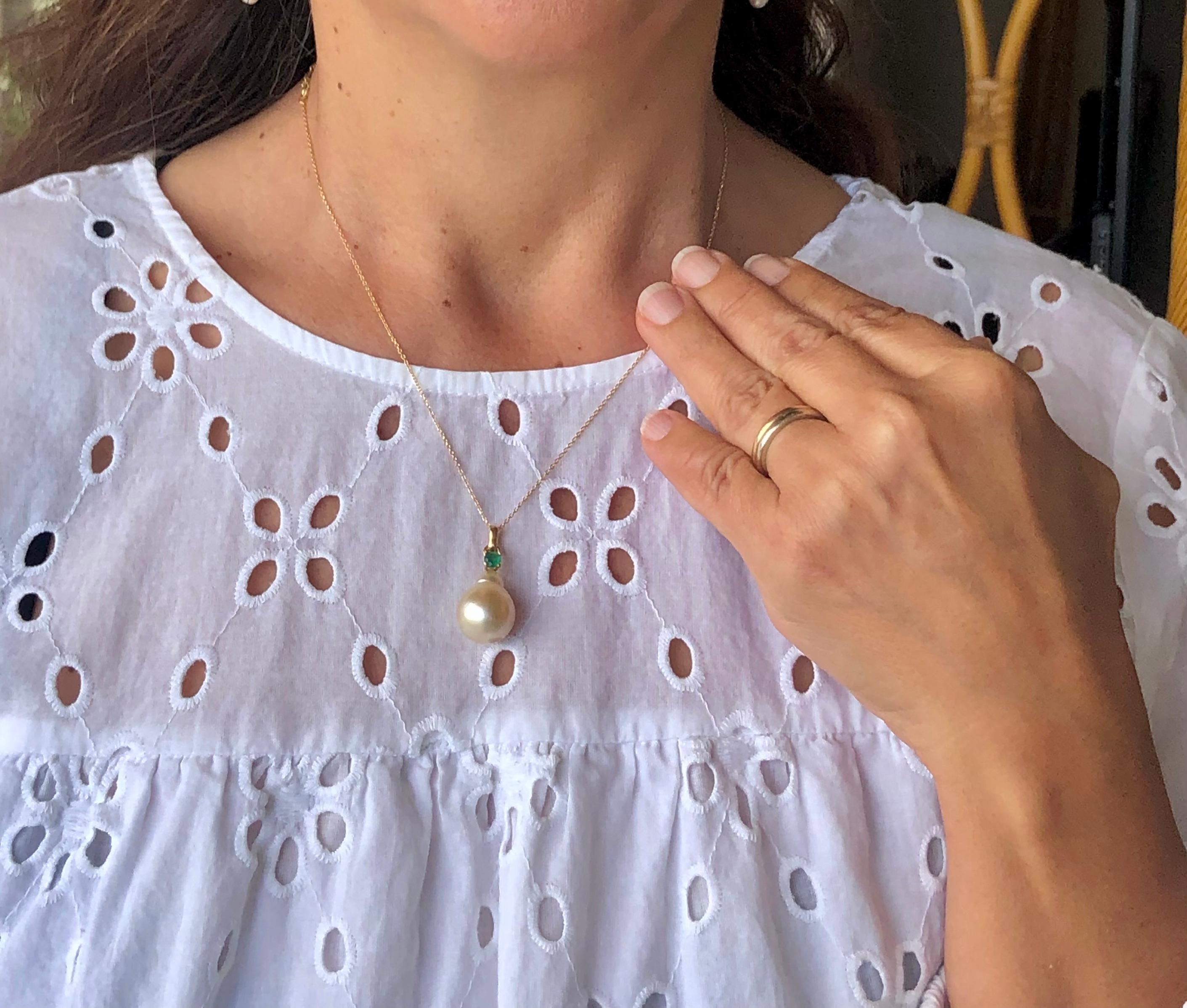 Collier pendentif en or 18 carats avec perles des mers du Sud et émeraudes en vente 3
