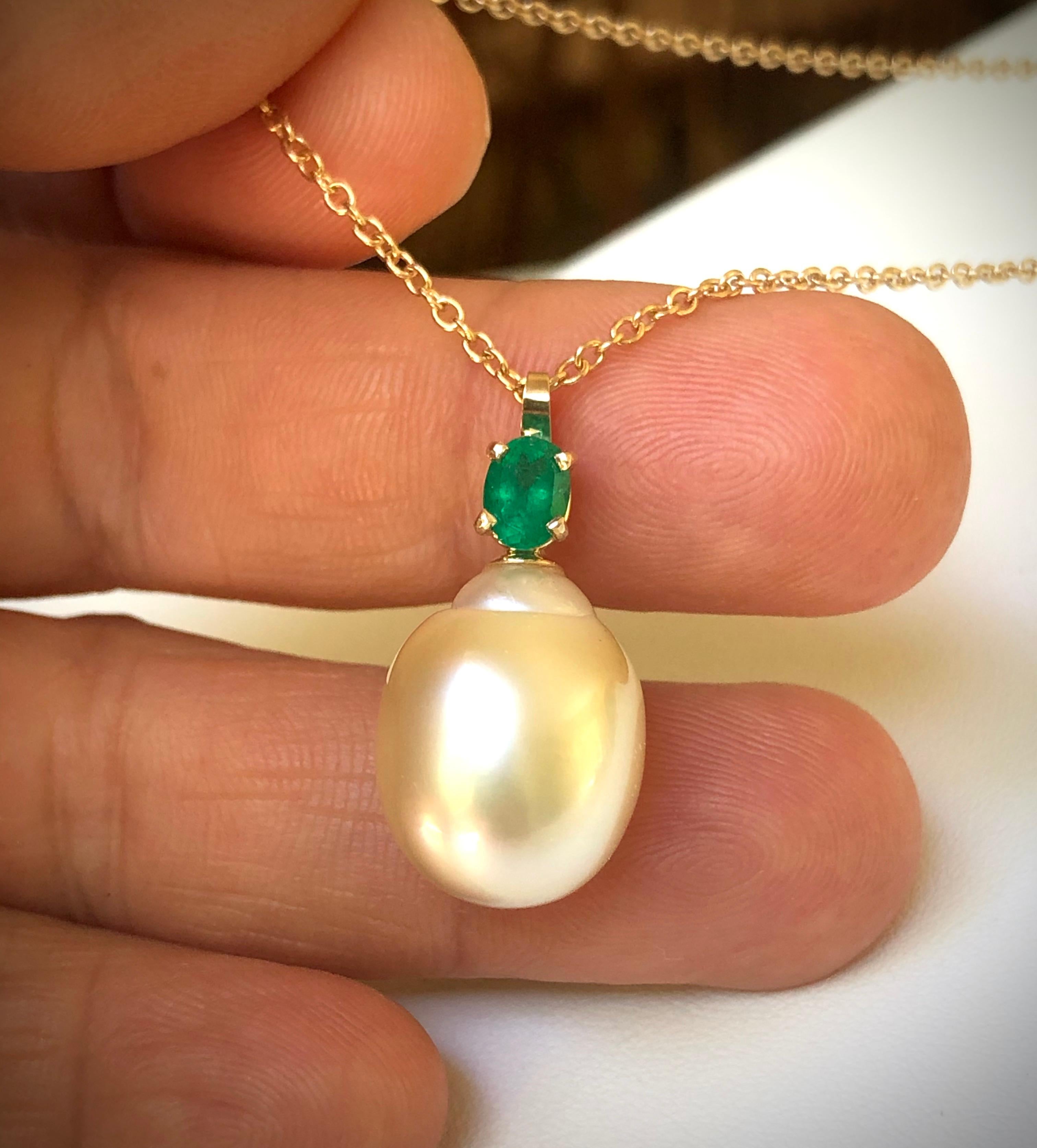 Emerald South Sea Pearl Pendant Necklace 18 Karat 2