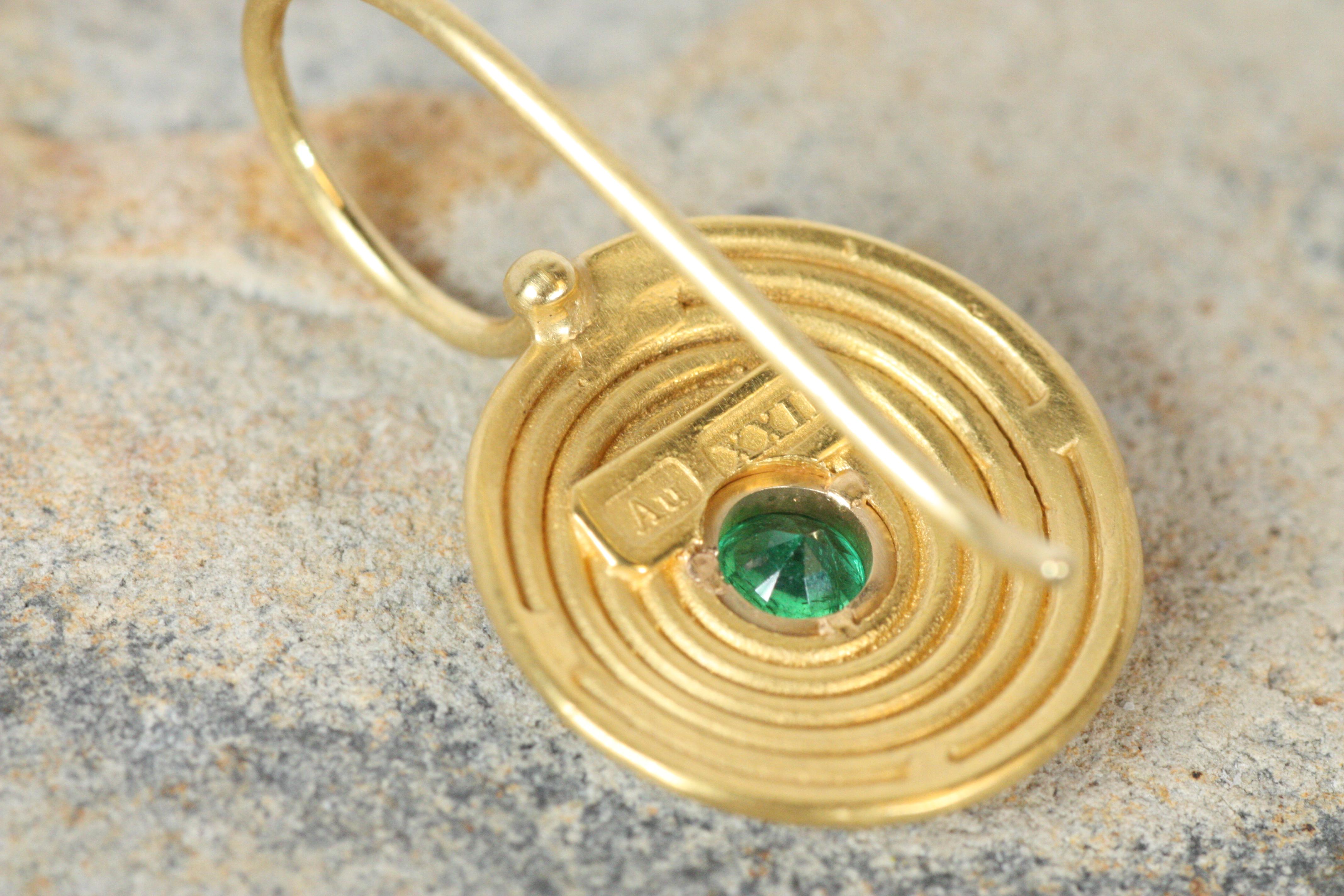 Boucles d'oreilles spirales en émeraude - Fabriquées aux États-Unis, or jaune 22K, grandes spirales, pendantes Pour femmes en vente