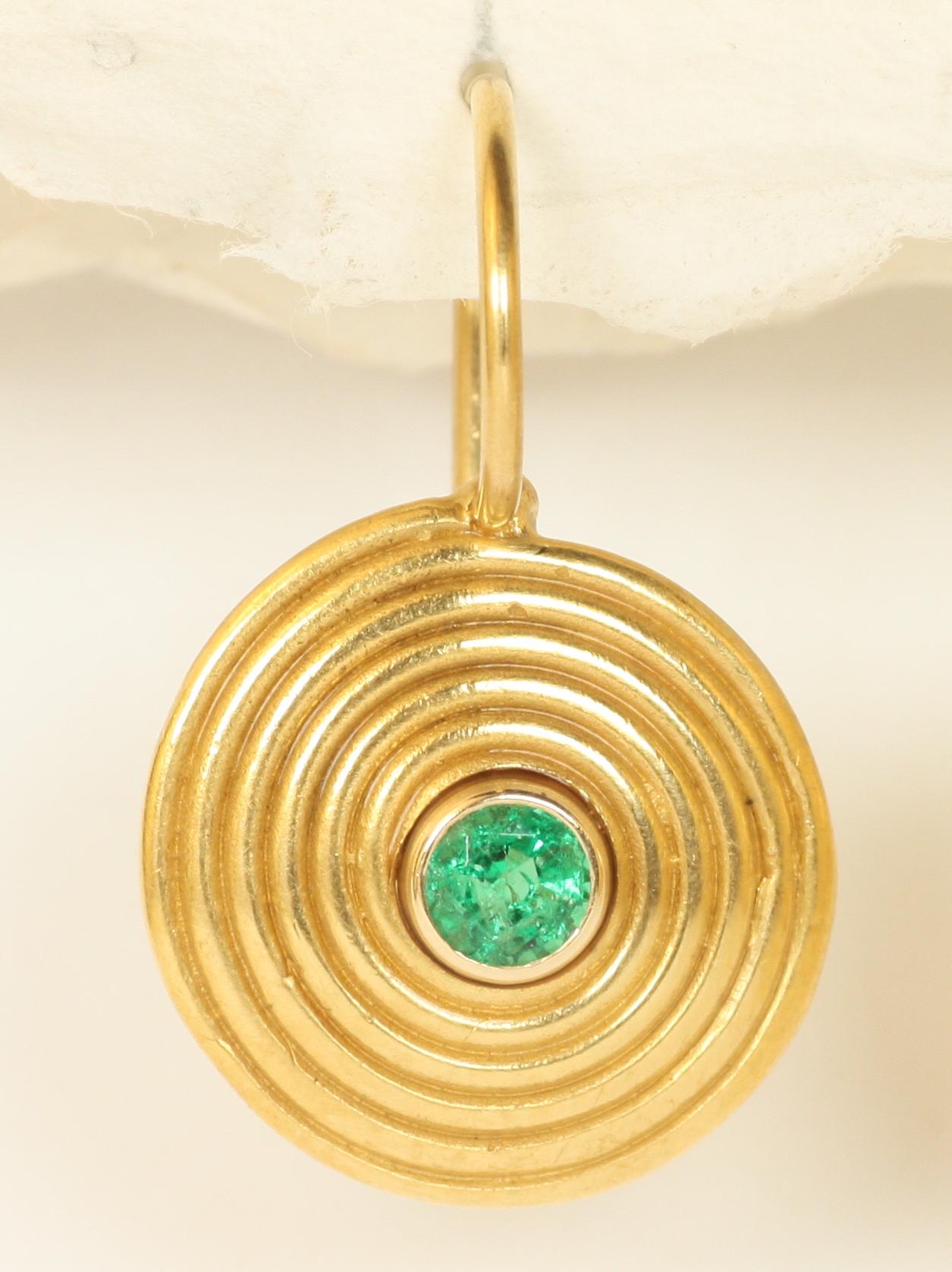 Boucles d'oreilles spirales en émeraude - Fabriquées aux États-Unis, or jaune 22K, grandes spirales, pendantes en vente 1