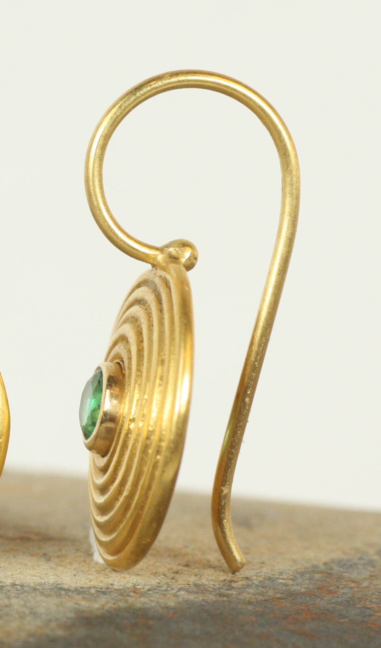 Boucles d'oreilles spirales en émeraude - Fabriquées aux États-Unis, or jaune 22K, grandes spirales, pendantes en vente 2