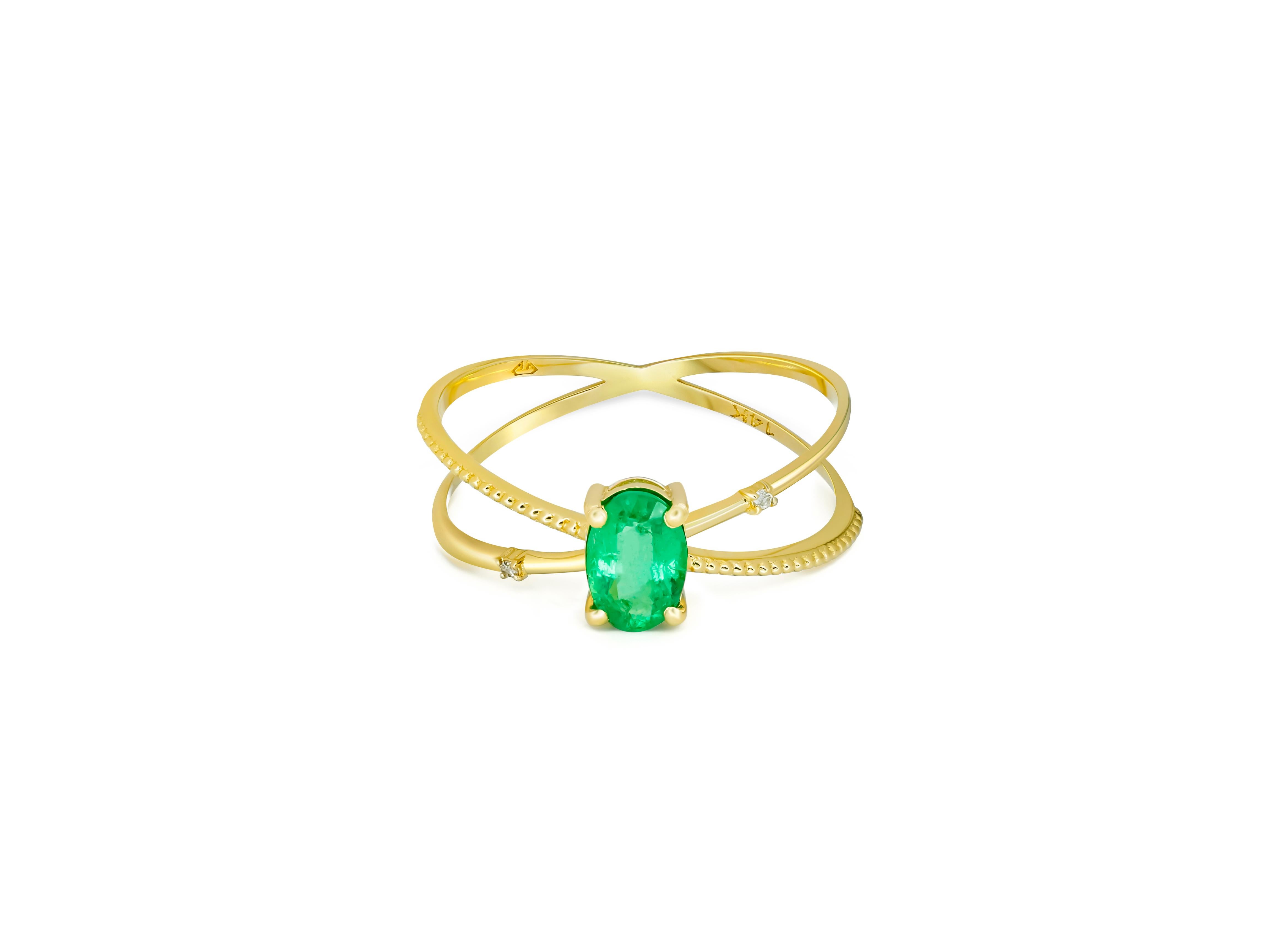 Modern Emerald spiral ring.  For Sale