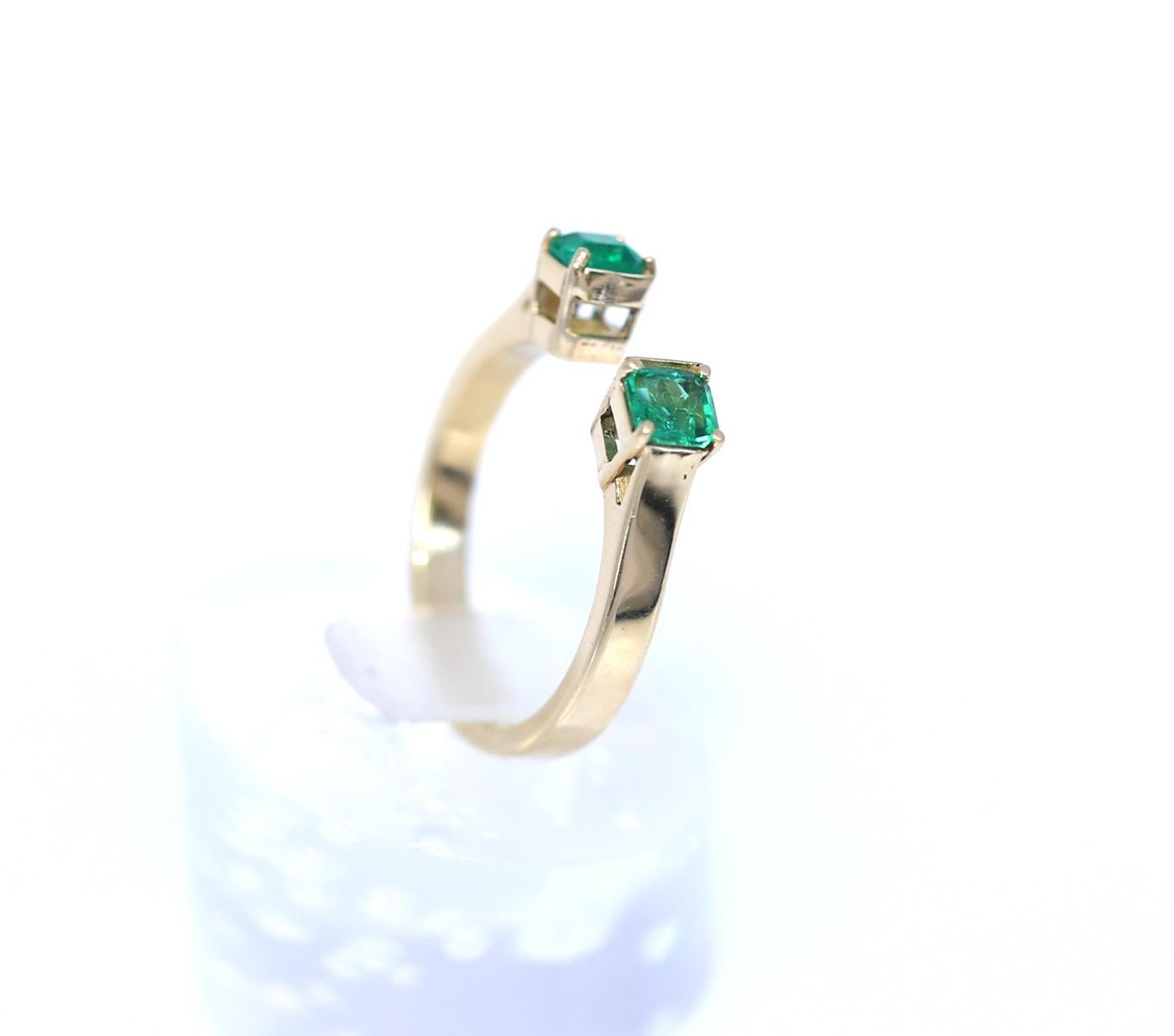 Emerald Square Cut Invisible 18K Yellow Gold Ring Horseshoe, 2000 In Good Condition In Herzelia, Tel Aviv
