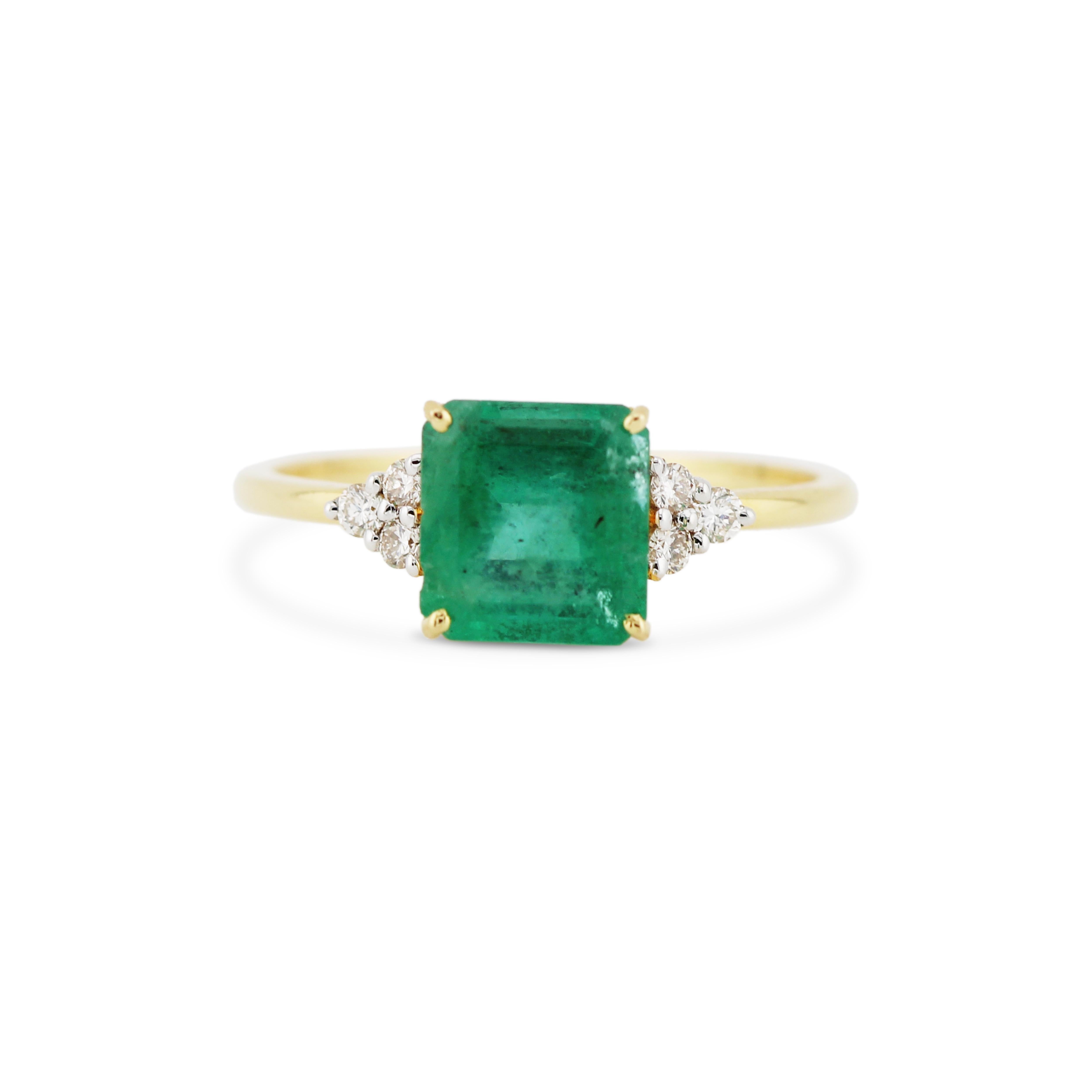 La bague Tresor Beautiful Ring comporte 2,40 carats d'émeraude et 0,10 carats de diamant. Les bagues sont une ode à la beauté luxueuse et classique, avec des pierres précieuses étincelantes et des teintes féminines. Leur design contemporain et