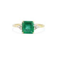 Anillo esmeralda talla princesa y diamantes en oro amarillo de 18 quilates, de Tresor
