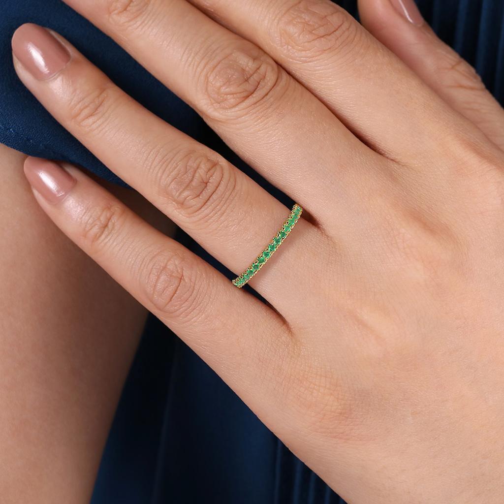 Im Angebot: Smaragd Stapelbarer 2mm Band 14K Gold Mai Geburtsstein Stapelring LR50889 mit Smaragd () 2