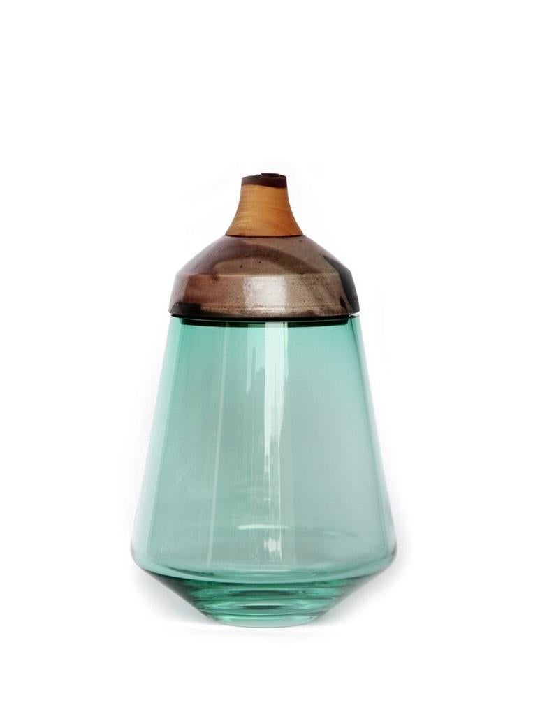 Smaragd-Rubin-Stapelgefäß, Pia Wüstenberg
Abmessungen: D 18 x H 37
MATERIALIEN: Glas, Holz, Keramik
Erhältlich in anderen Farben.

Das Ruby Stacking Vessel, inspiriert von den Reflexionen auf Edelsteinen, zeichnet sich durch die lebendige Farbe