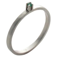 Bague étroite en argent sterling avec émeraude 