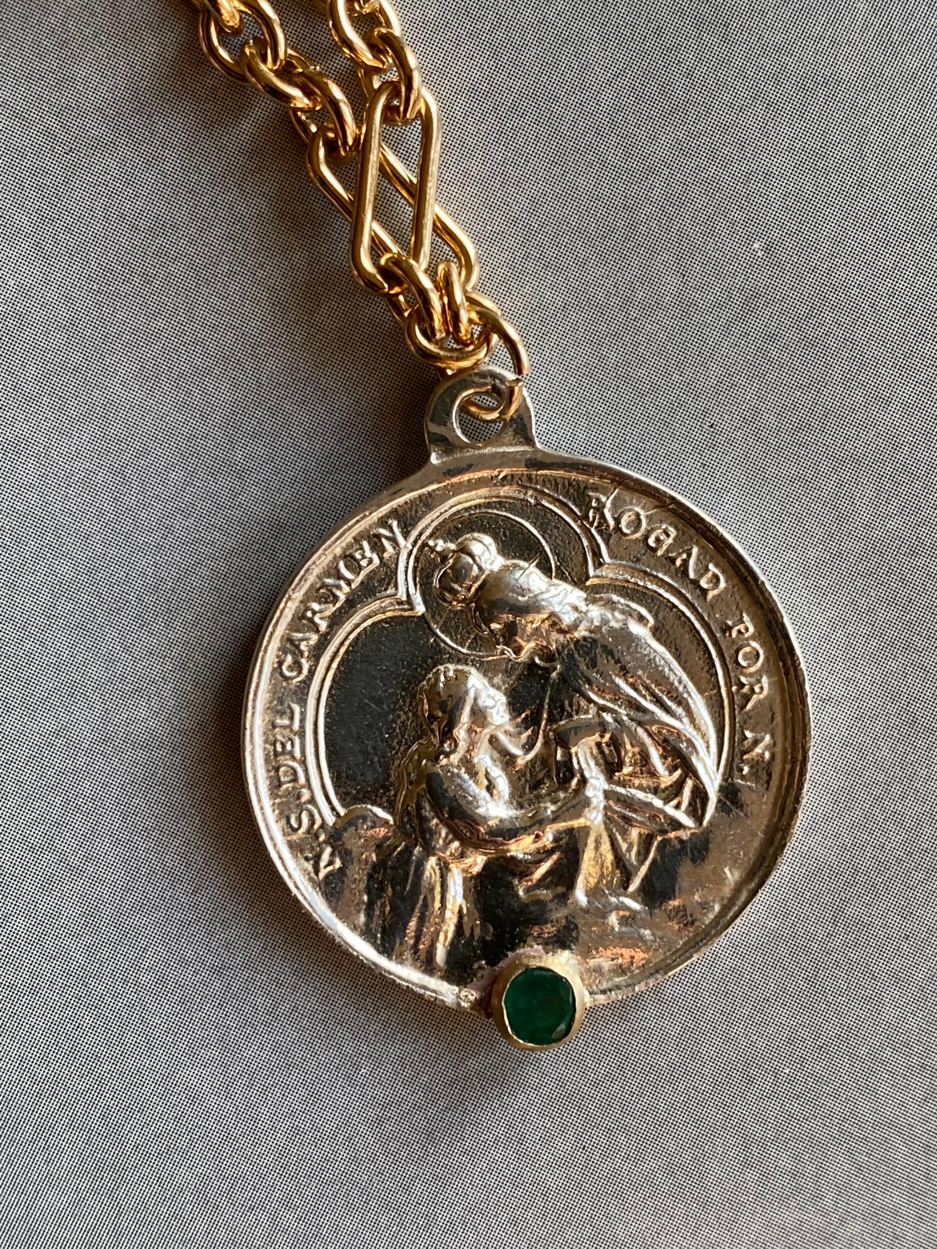 Taille brillant Chaîne collier médaille sacrée religieuse en argent sterling et émeraude en vente