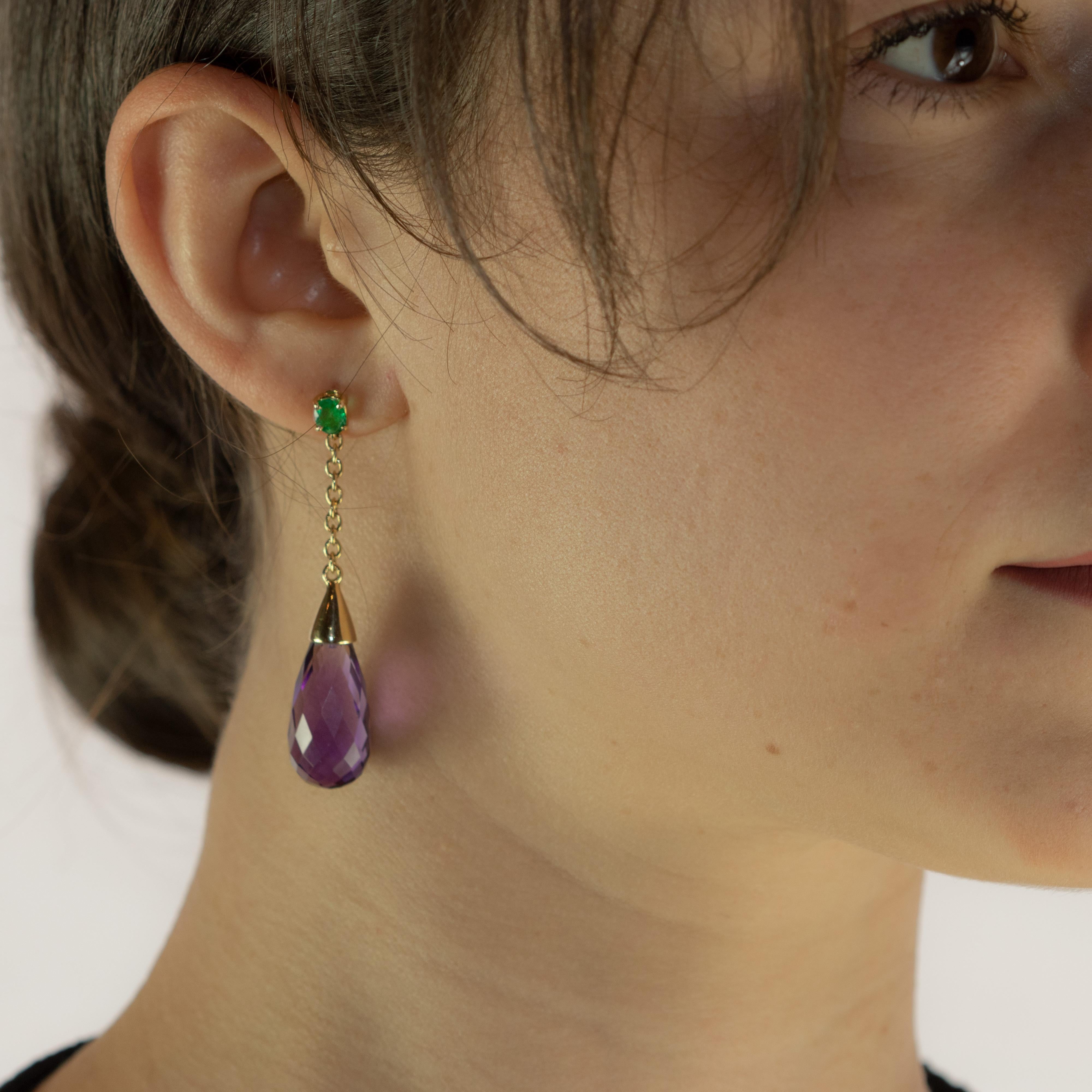 An enchanted radiant emerald earrings held by 18 karat yellow gold delicated chain to a deep purple amethyst tear. Modern tear designs jewels that combine voluminous shapes with vivid colours, resulting in bold, free-spirited pieces with a charming