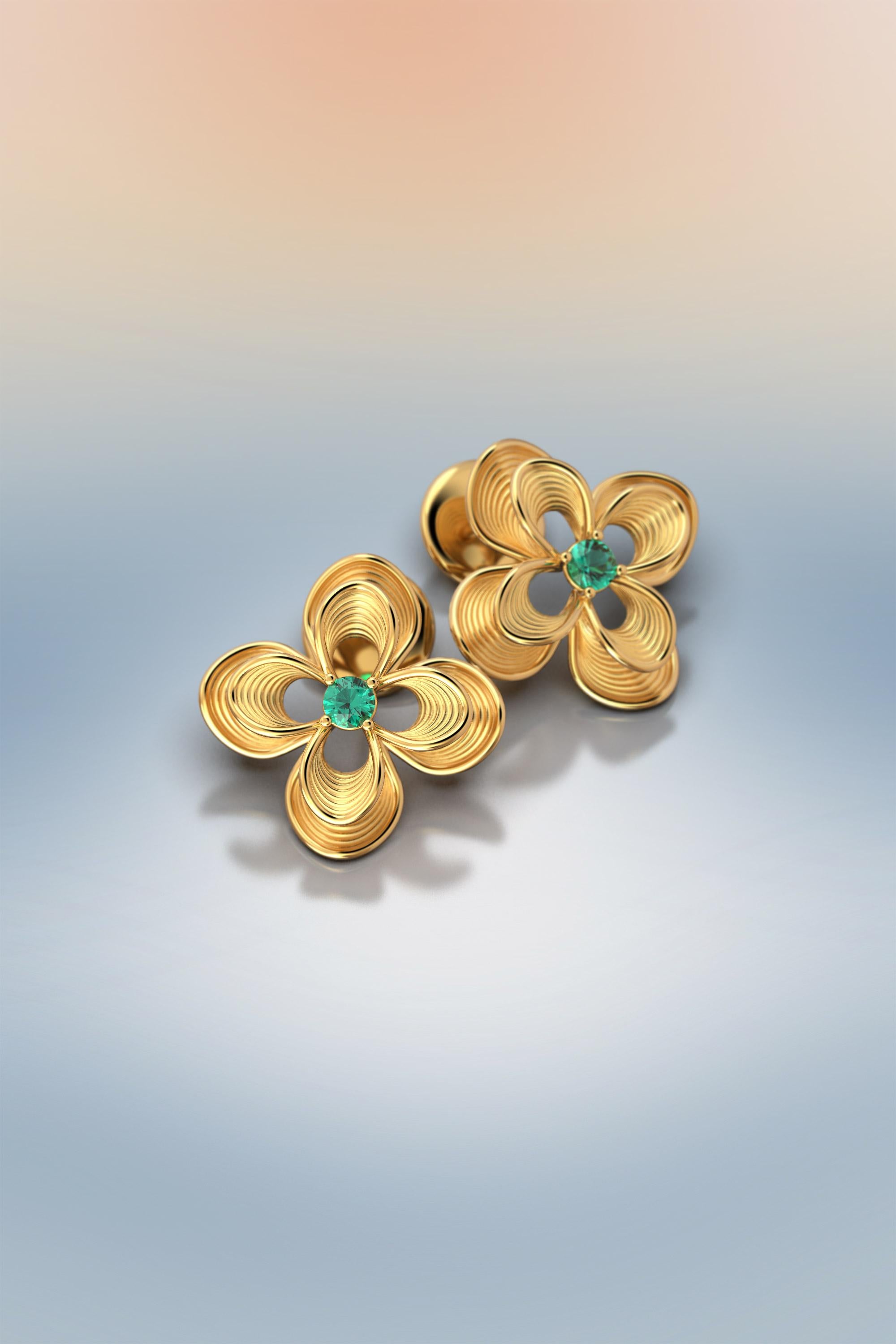 Emeralds shine on these elegant four leaf clover earrings by Oltremare Gioielli, available in yellow, white and rose gold, 18k 
Designed and crafted in Italy.
Shape measurements: approx. 20 mm x20mm
Stone Type: 100% Natural Emeralds
Shape: Round 3,5