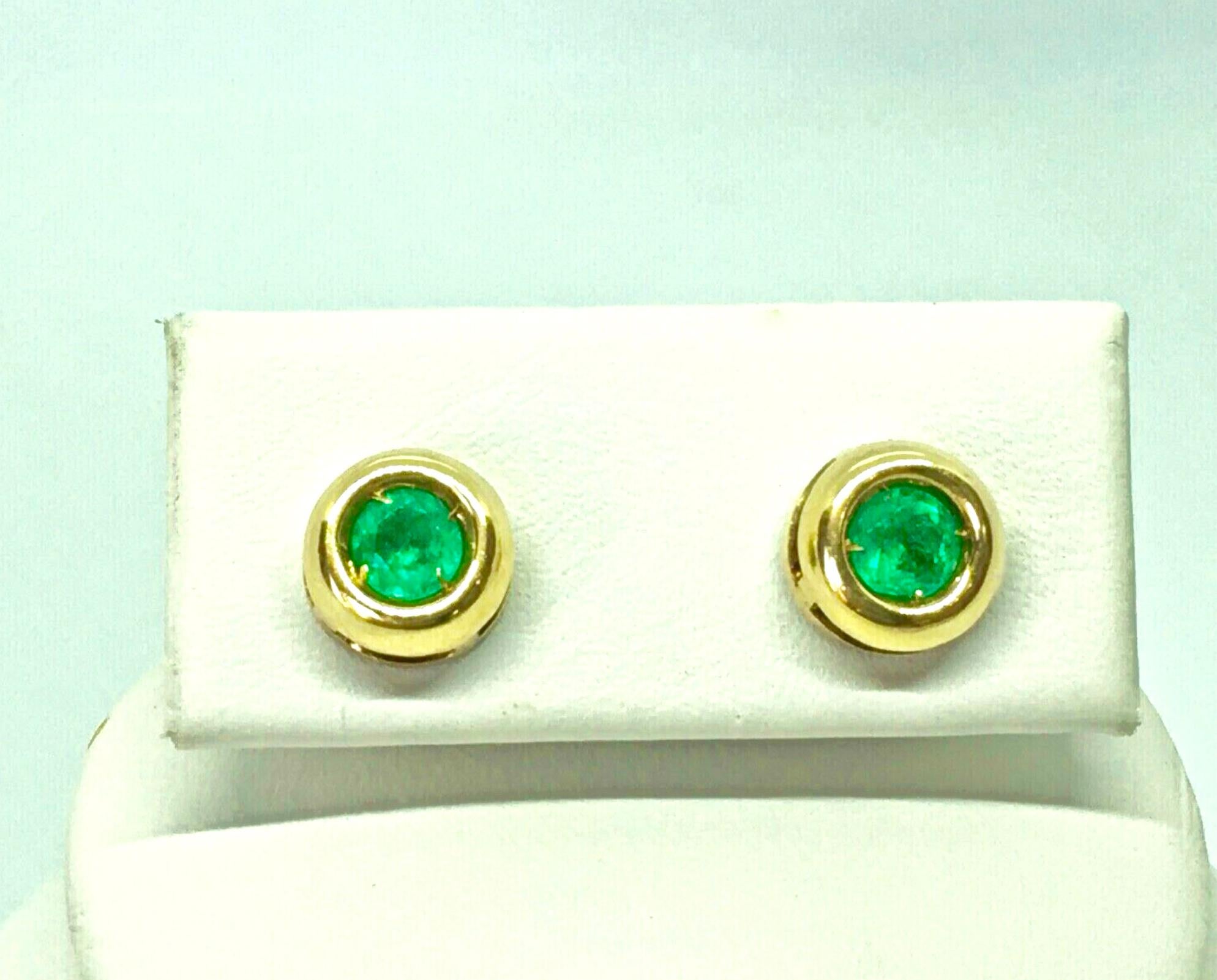 Chic Stud Emerald Earrings 
Natural Medium Green Round Cut Colombian Emeralds
Total Weight 1.00 carat
Made of Solid 18K Yellow Gold 2.7g
Push Backs
Bezel Set
