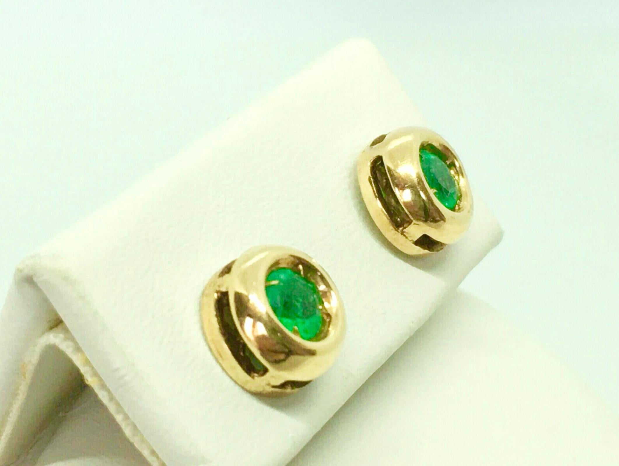 Contemporary Emerald Stud Earrings Round Emerald 18 Karat Yellow Gold For Sale