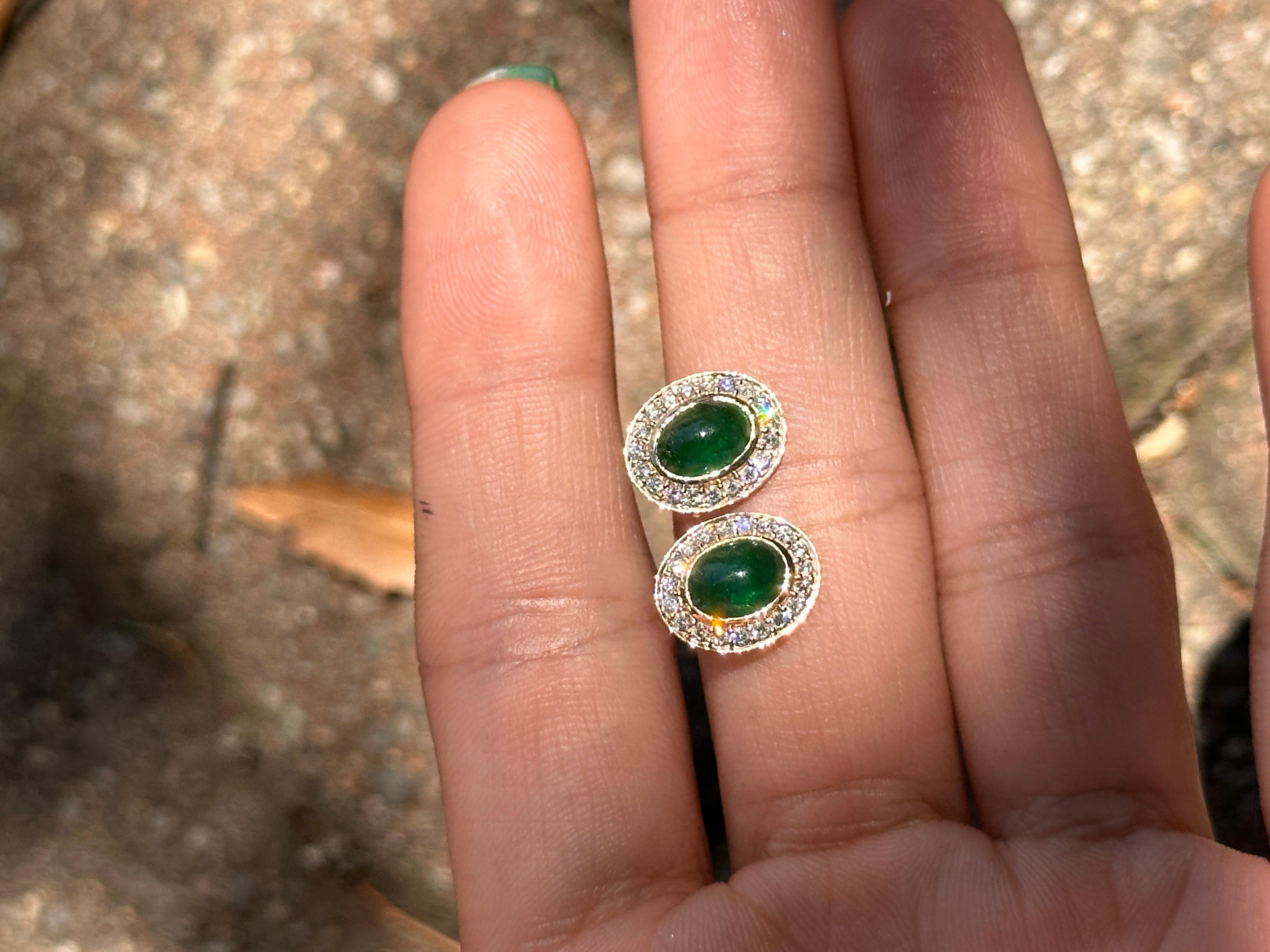 Ces élégants clous d'oreilles présentent une paire d'émeraudes ovales entourées d'un halo de diamants naturels étincelants, sertis dans une luxueuse finition en or massif 14k. Parfait pour ajouter une touche de sophistication à n'importe quel