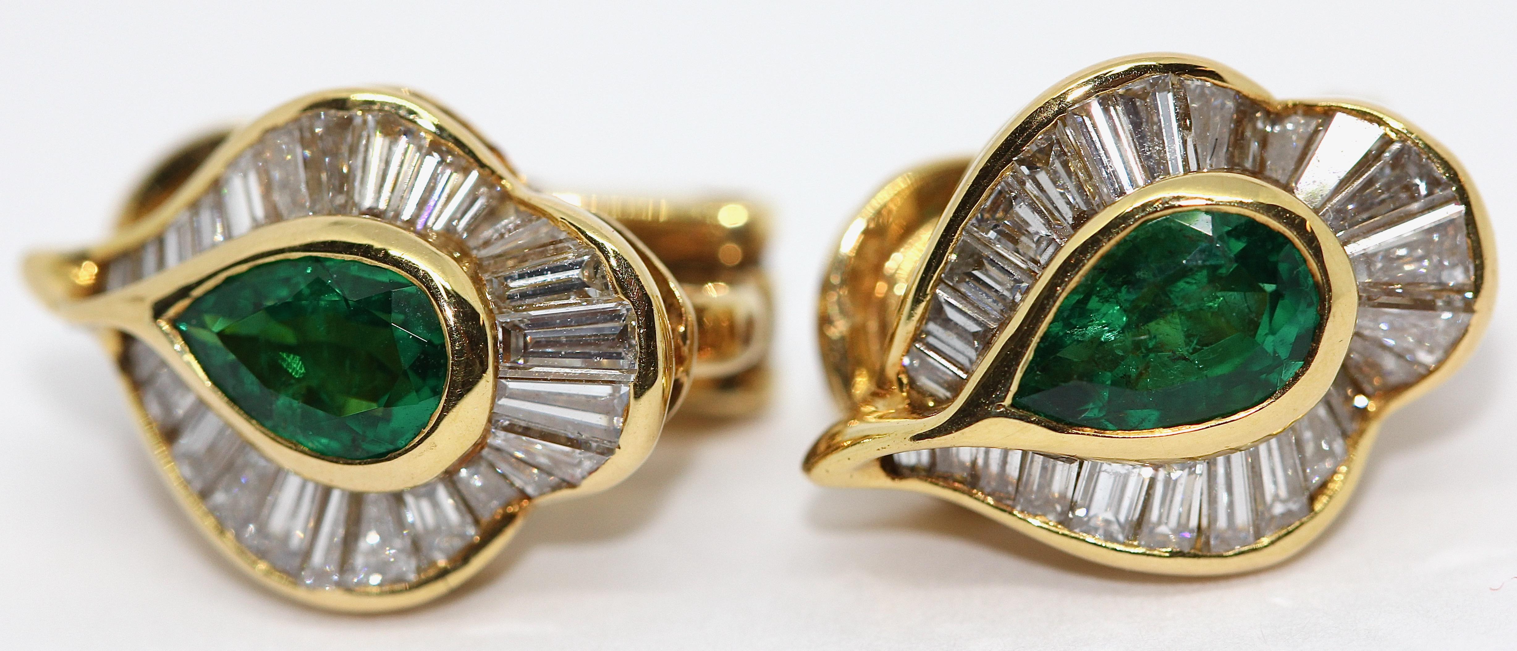 Original Emerald Stud Earrings with 55 Diamonds, by Hans Stern, 18 Karat Gold.

Pair of earrings in 18K yellow gold, set with two emeralds of 1.00 carat and 55 diamonds of very good quality, total weight of 1.5 carats in baguette cut.
(Wesselton,