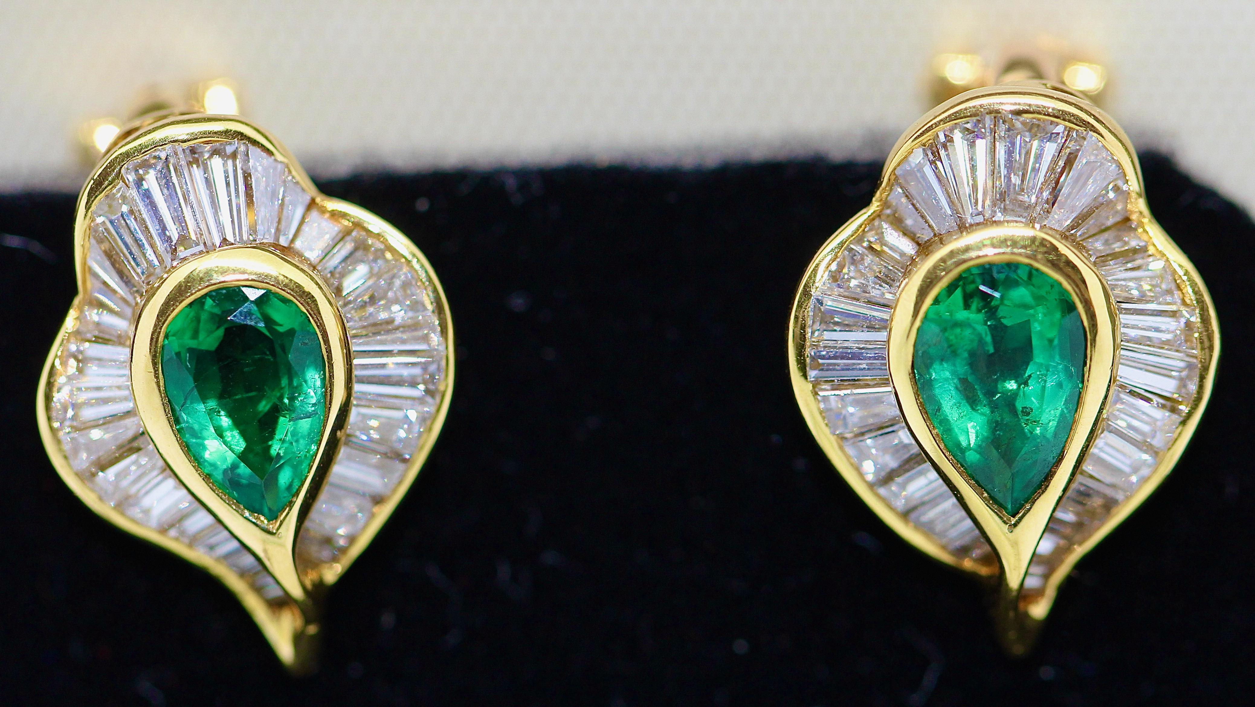 Modern Emerald Stud Earrings with 55 Diamonds, by Hans Stern, 18 Karat Gold