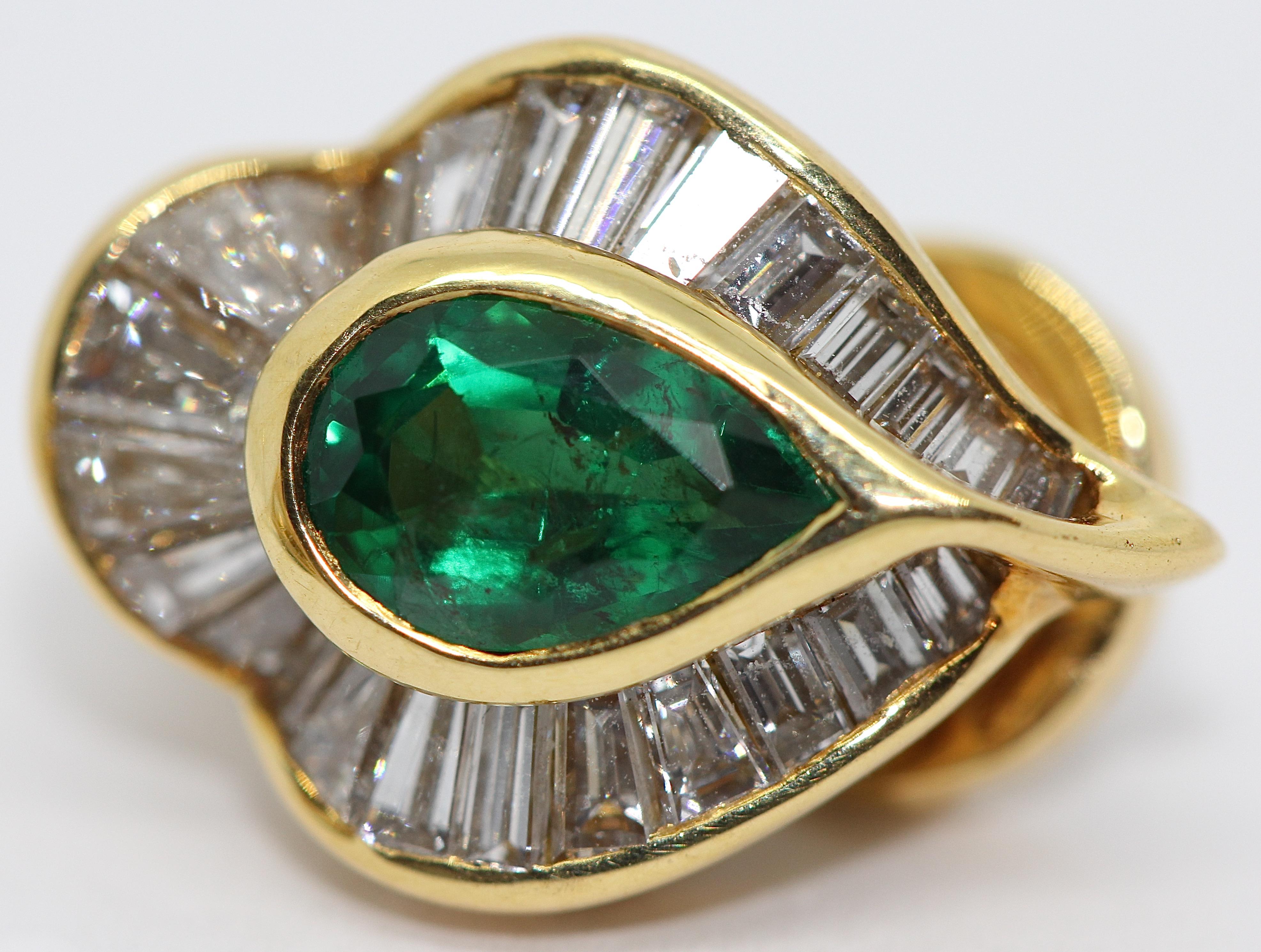 Emerald Stud Earrings with 55 Diamonds, by Hans Stern, 18 Karat Gold In Good Condition In Berlin, DE