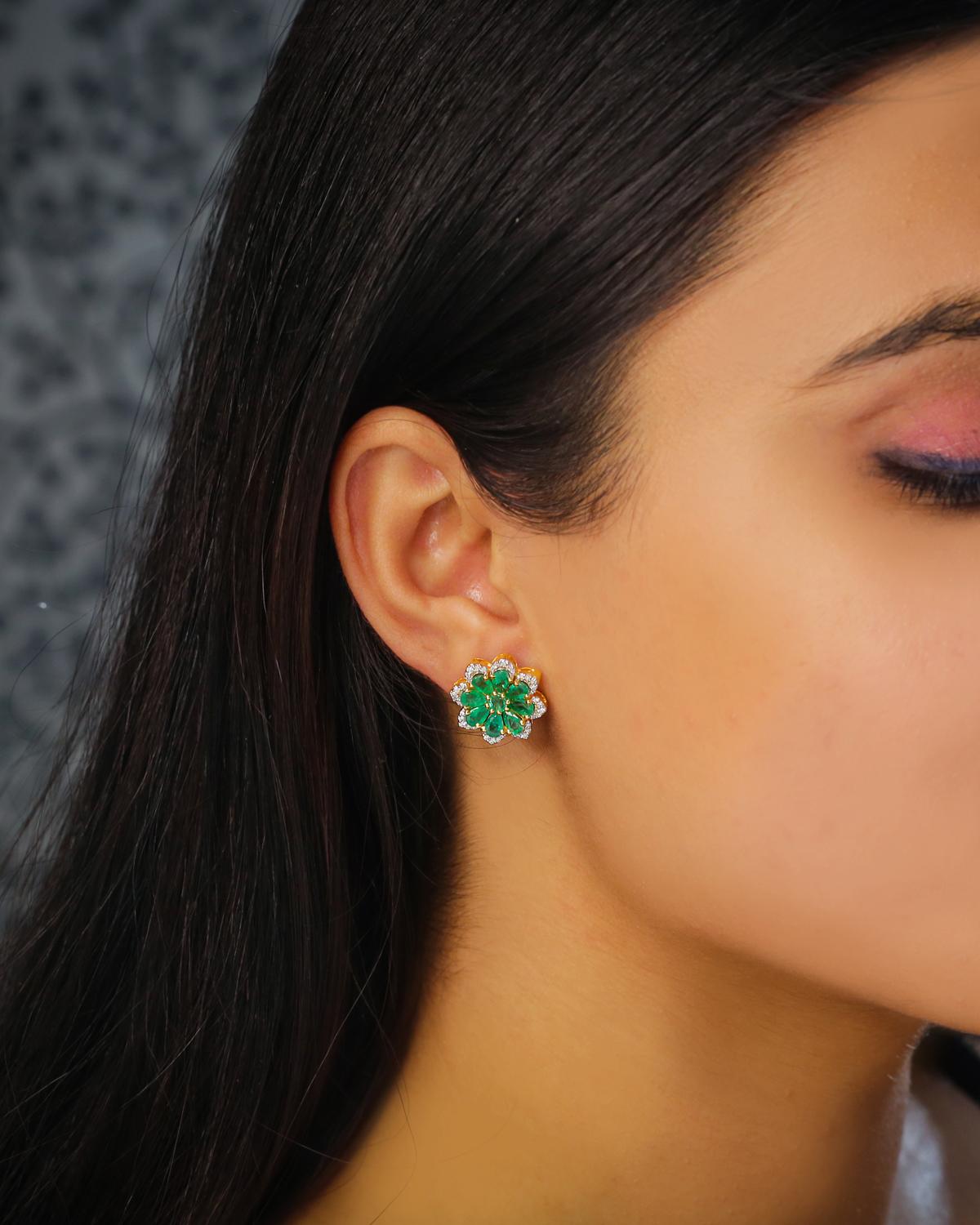 14k gold emerald stud earrings